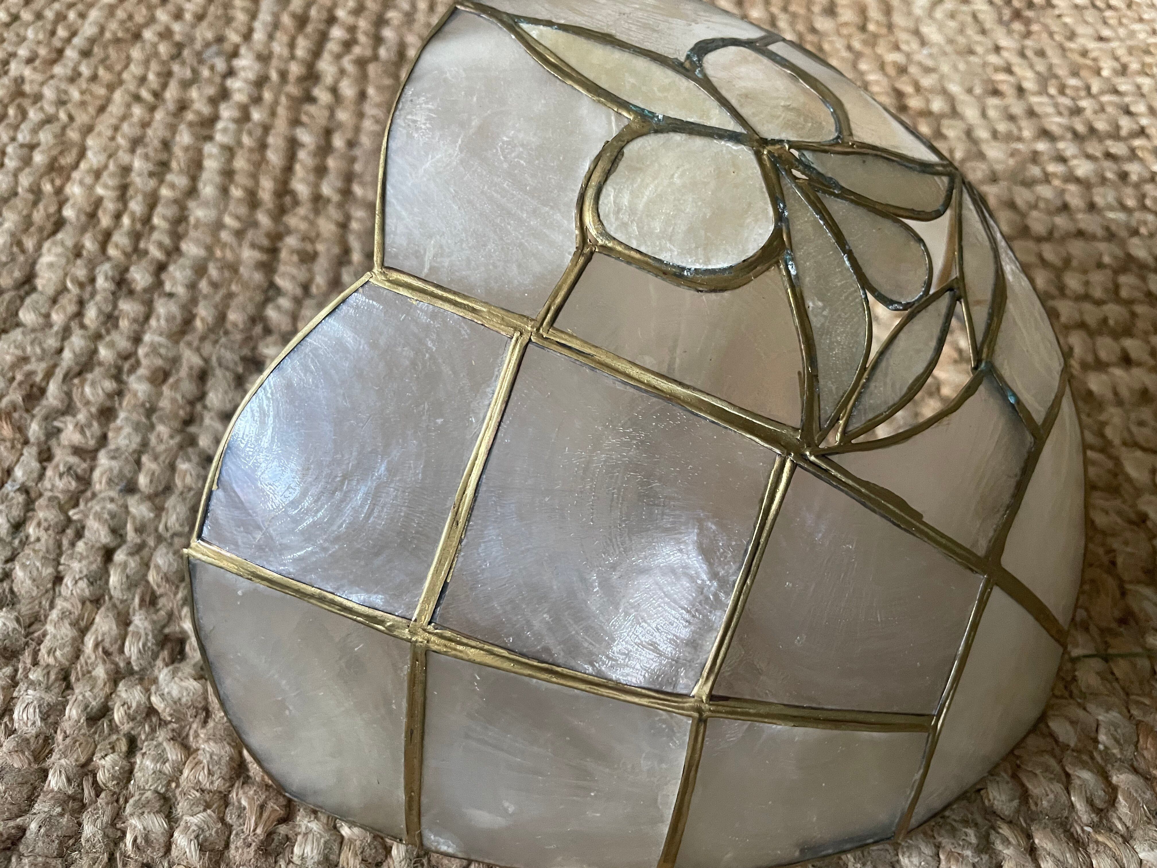 Pair of vintage wall lights in mother-of-pearl and gilded brass.