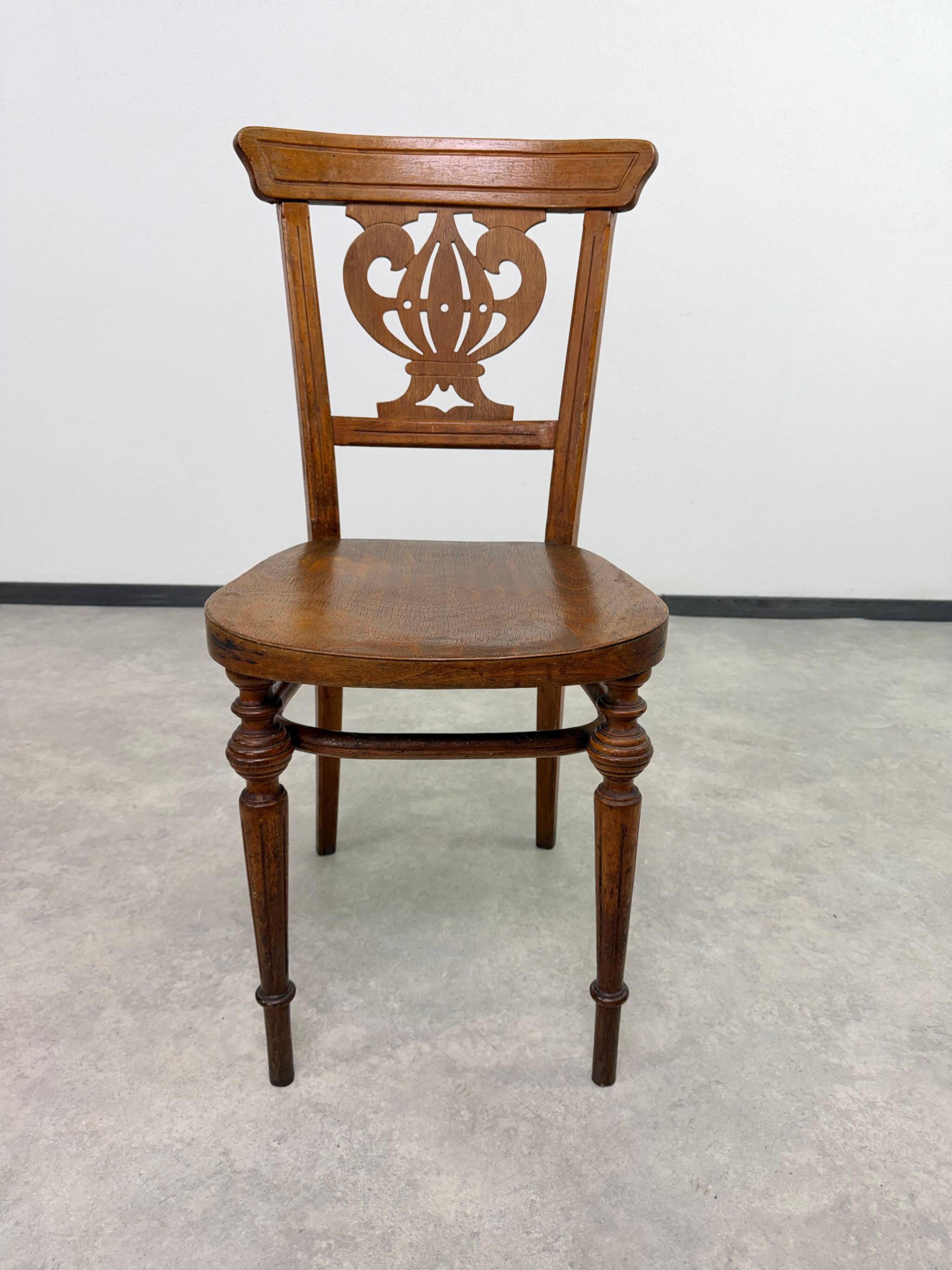 Set of Thonet bentwood dining chairs, in the Vienna Secession style, period.