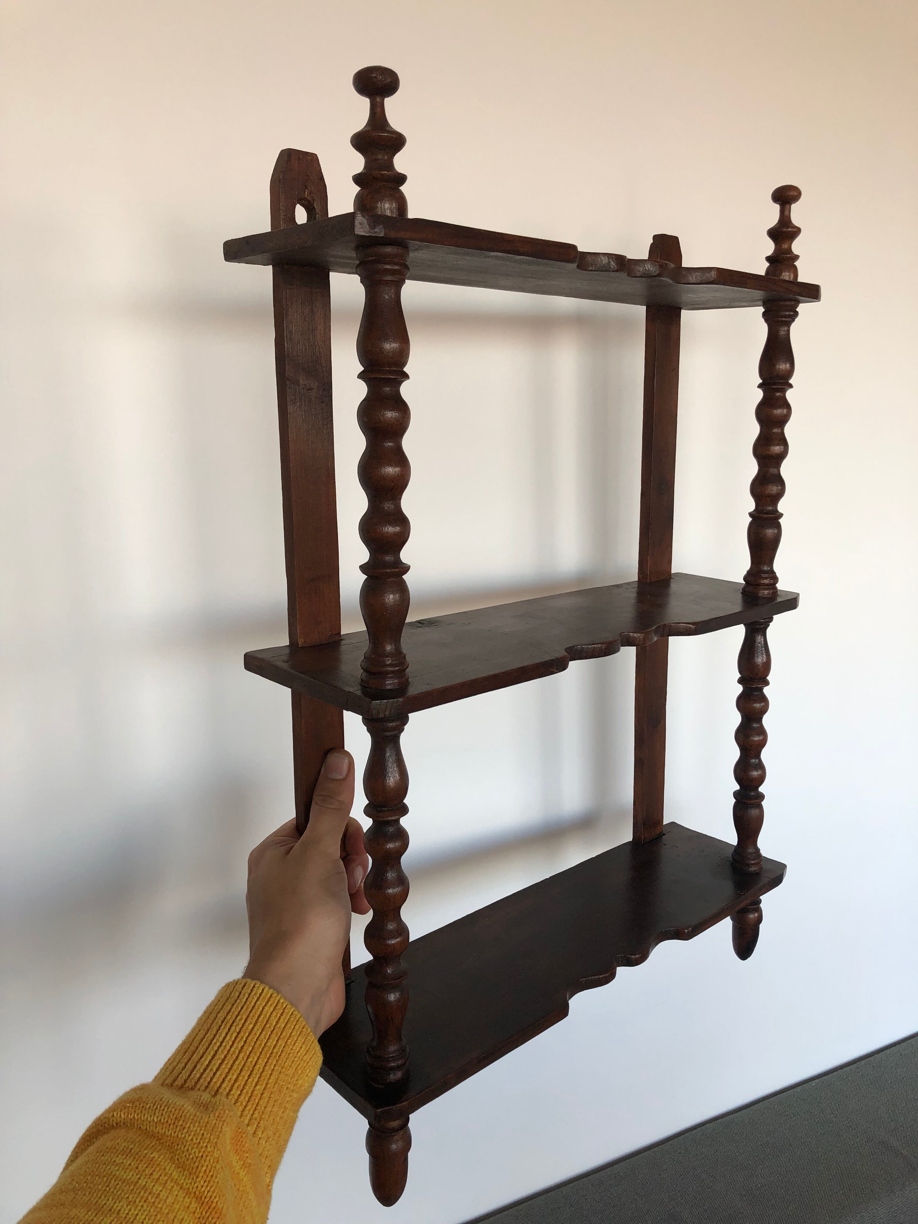 Étagère ancienne en bois brut
