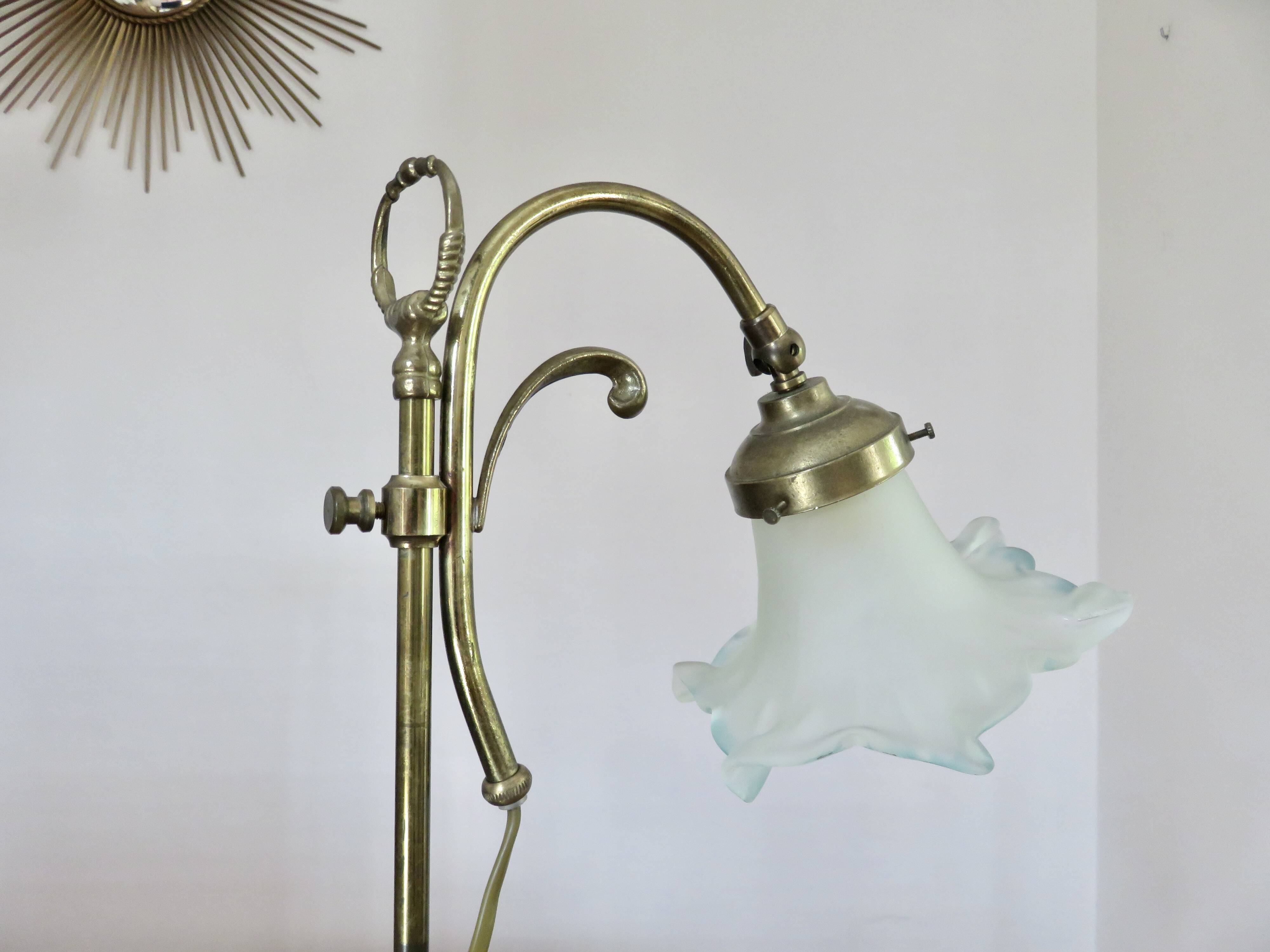 Art nouveau lamp in bronze and frosted glass tulip