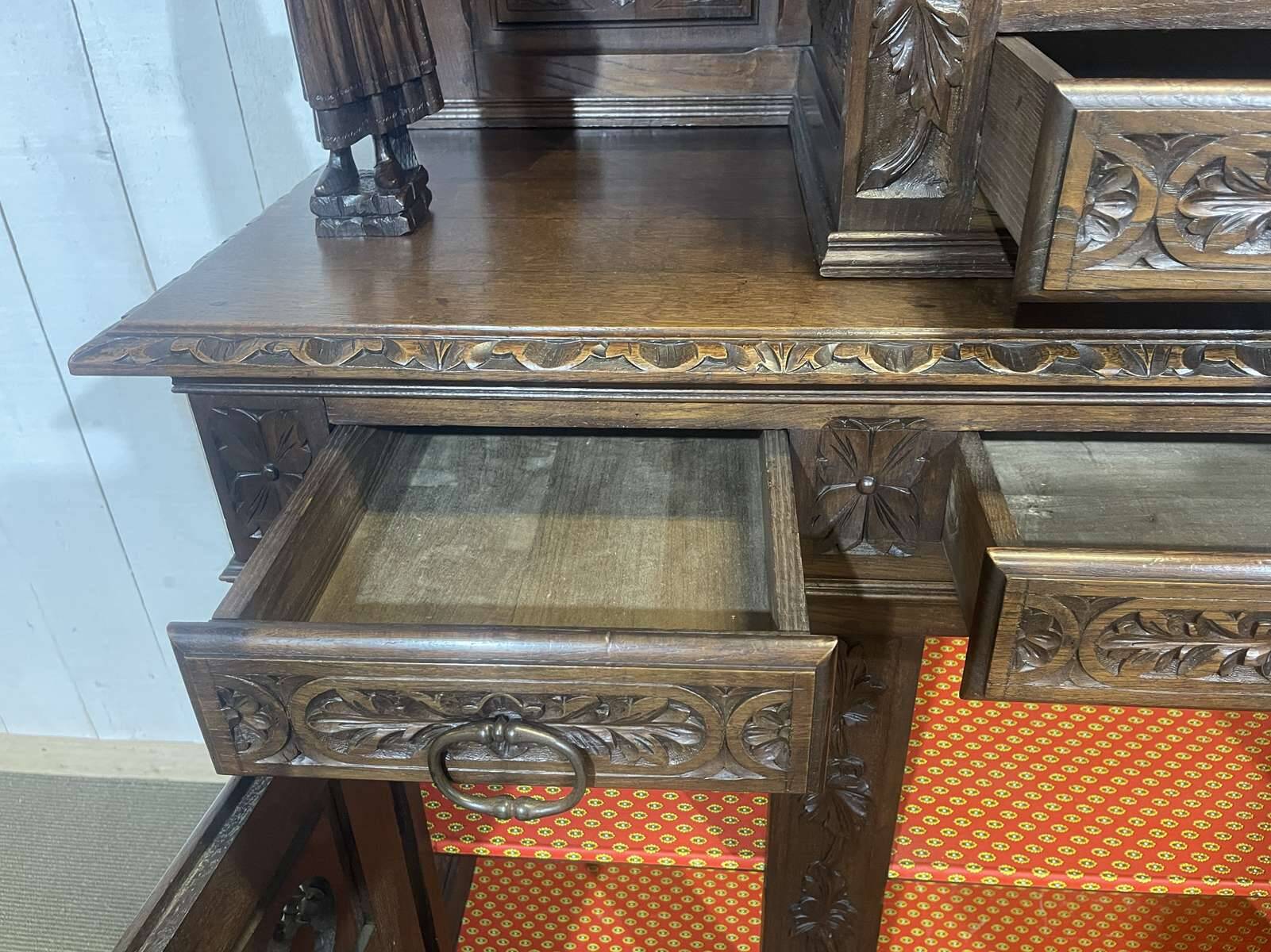 Buffet Breton 2 corps début XXème en châtaignier richement sculpté
