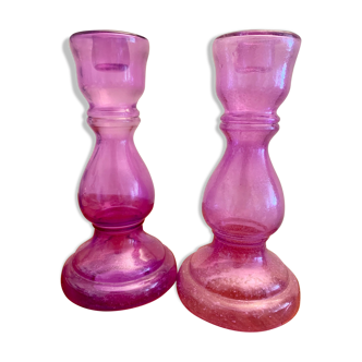 Paire de bougeoirs provençaux en verre soufflé sablé violet