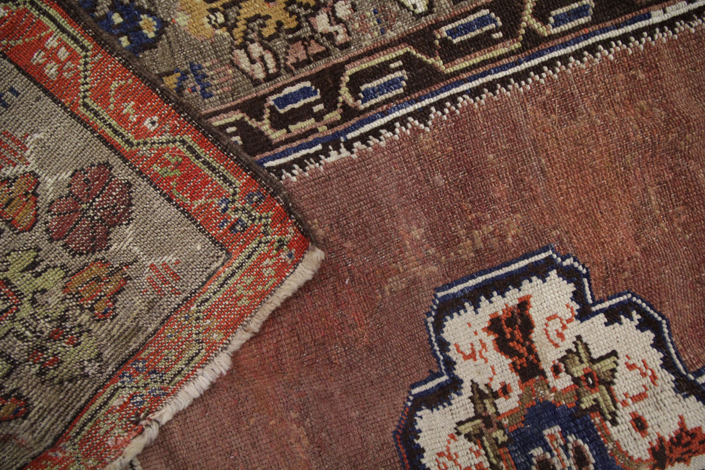 Handwoven vintage turkish wool rug- 128x187cm