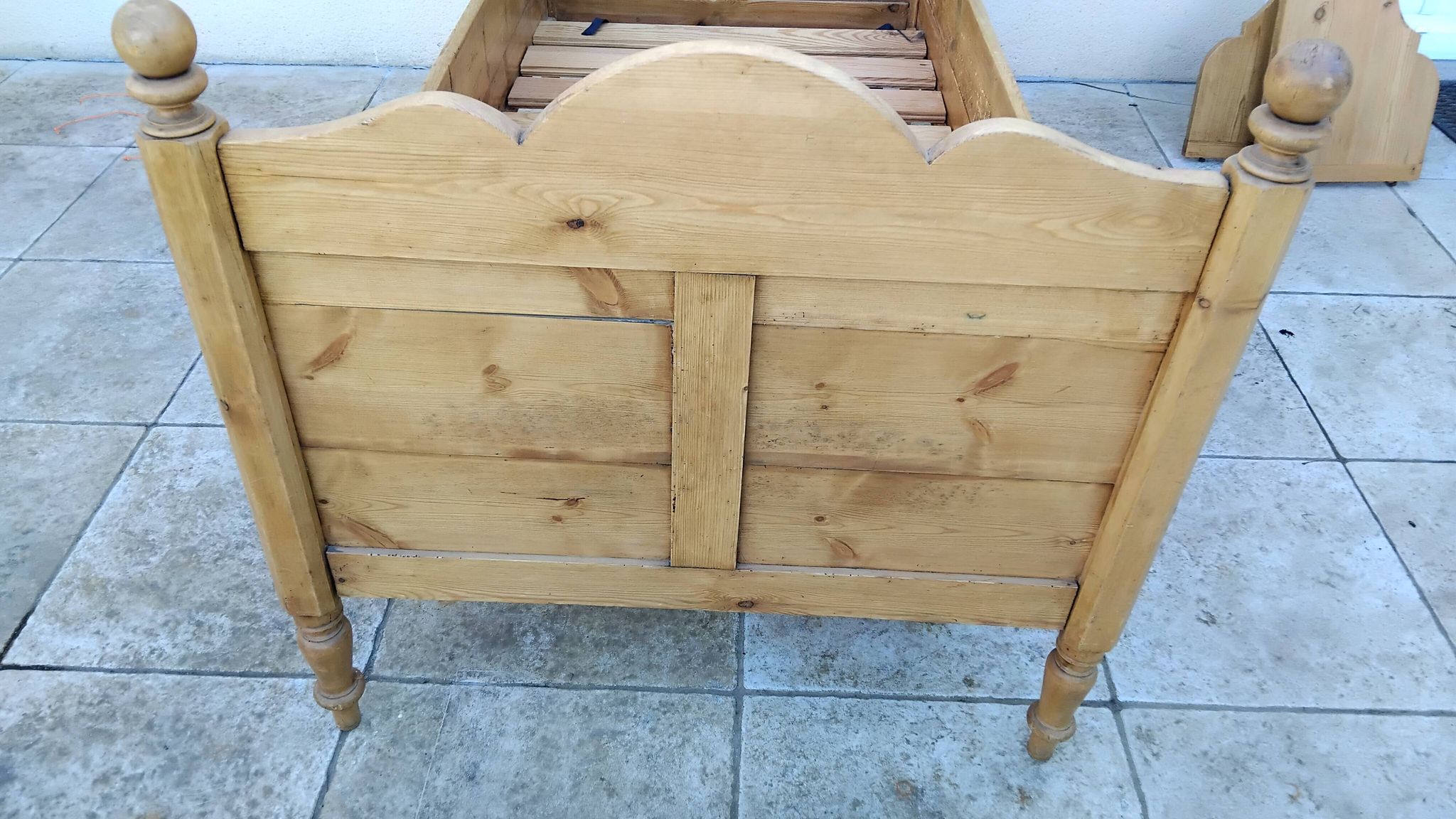 Vintage pine bed chalet style Chamonix for one person.