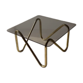 Table basse en verre fumé et base en métal courbé