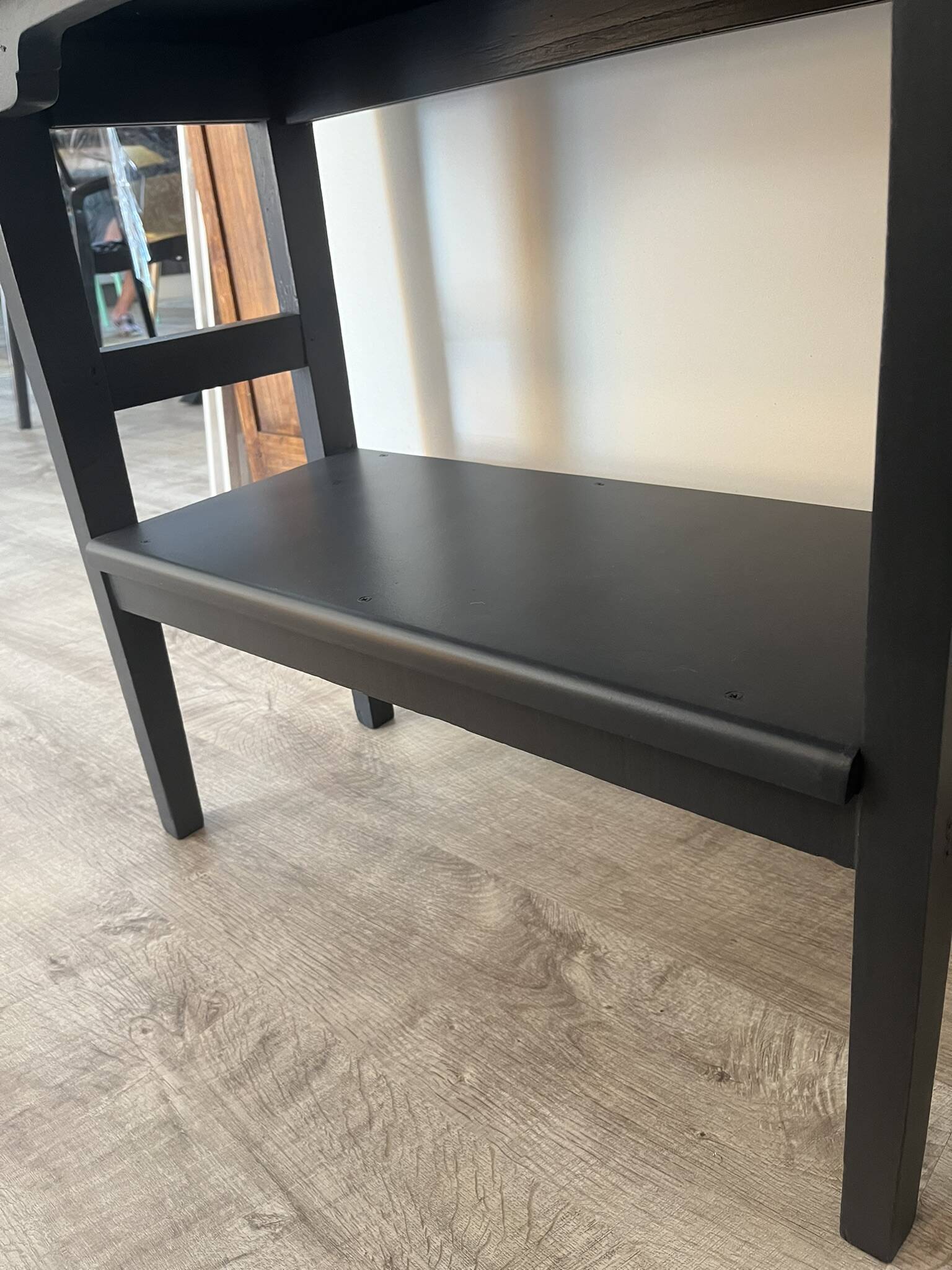 Renovated entrance console – Tailcoat finish