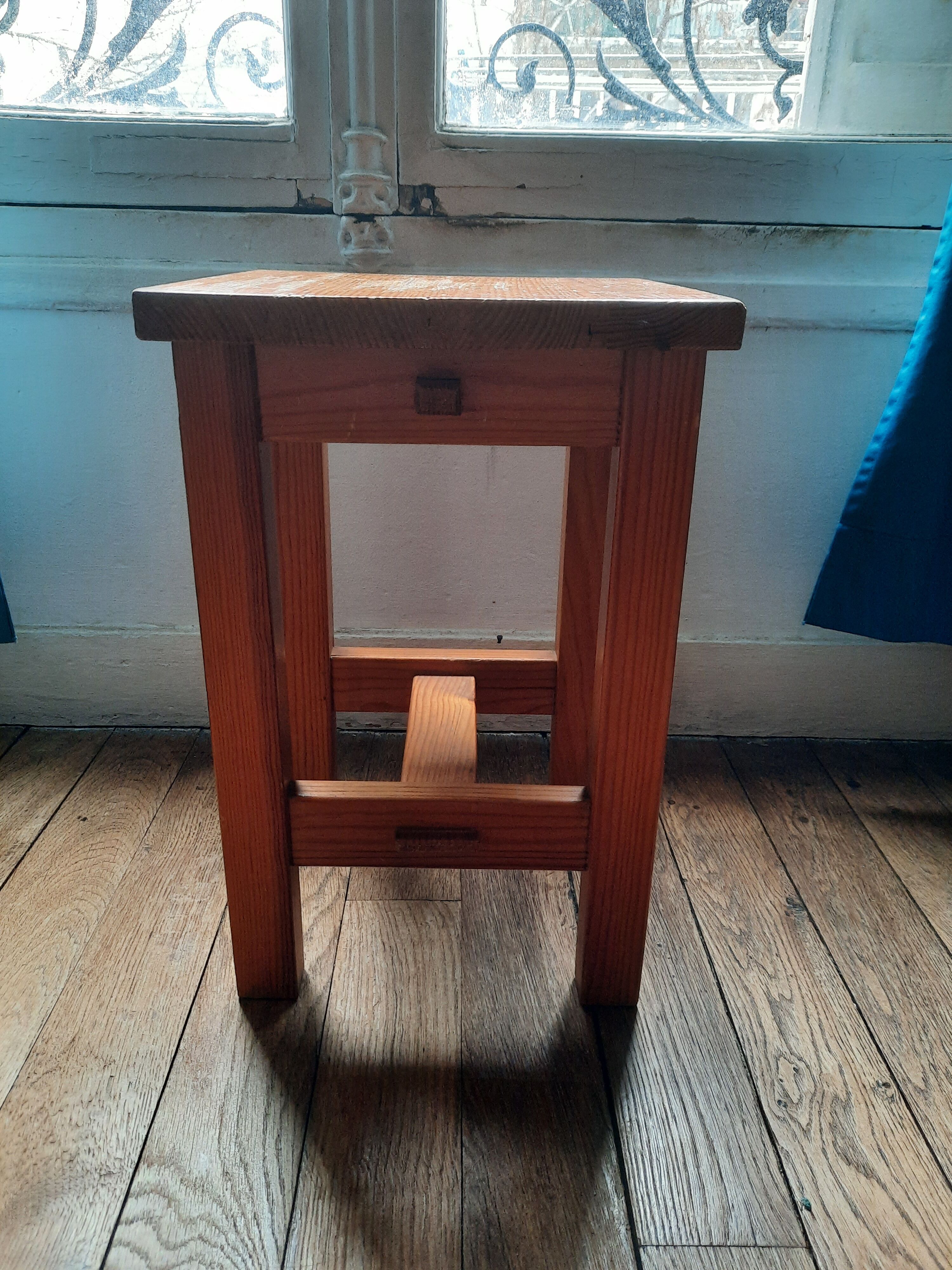 Tabouret en pin