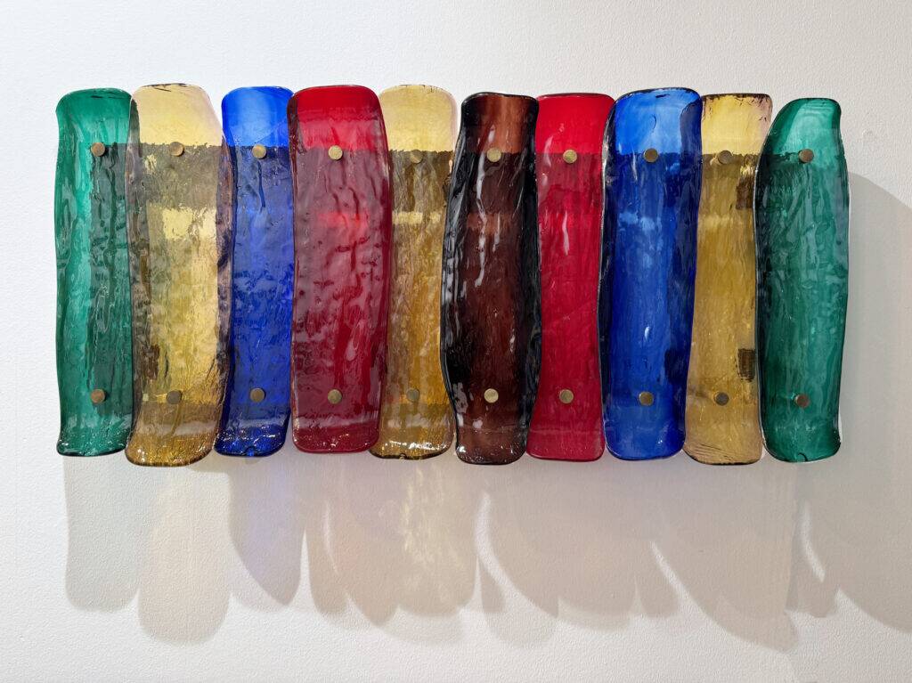Applique murale en verre de Murano coloré, par J. T. Kalmar, Vienne, Autriche, années 1960. 10 plaques de verre à surface texturée, de couleurs variées avec des reflets irisés.