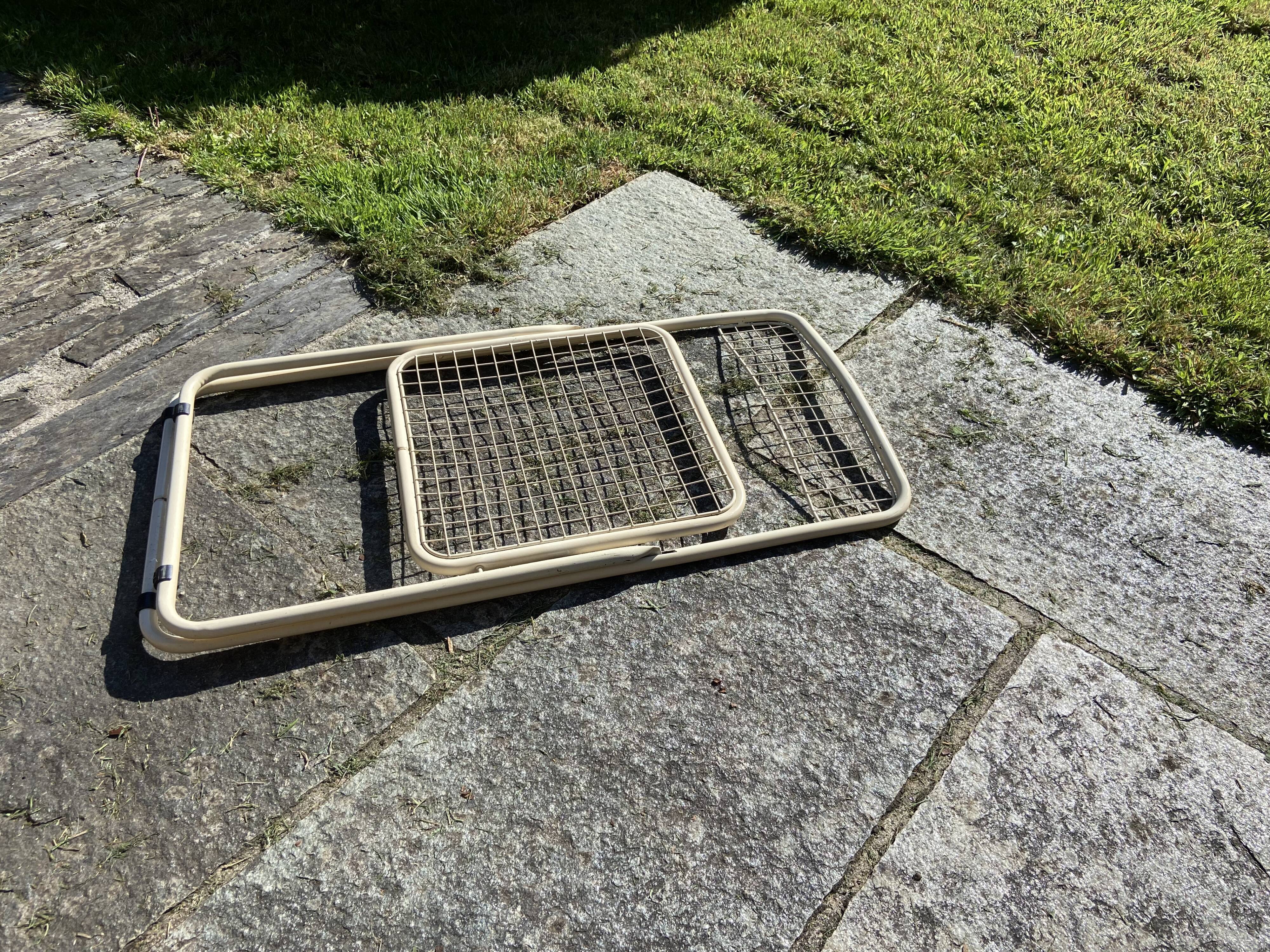 Folding chair in beige grid metal 1980