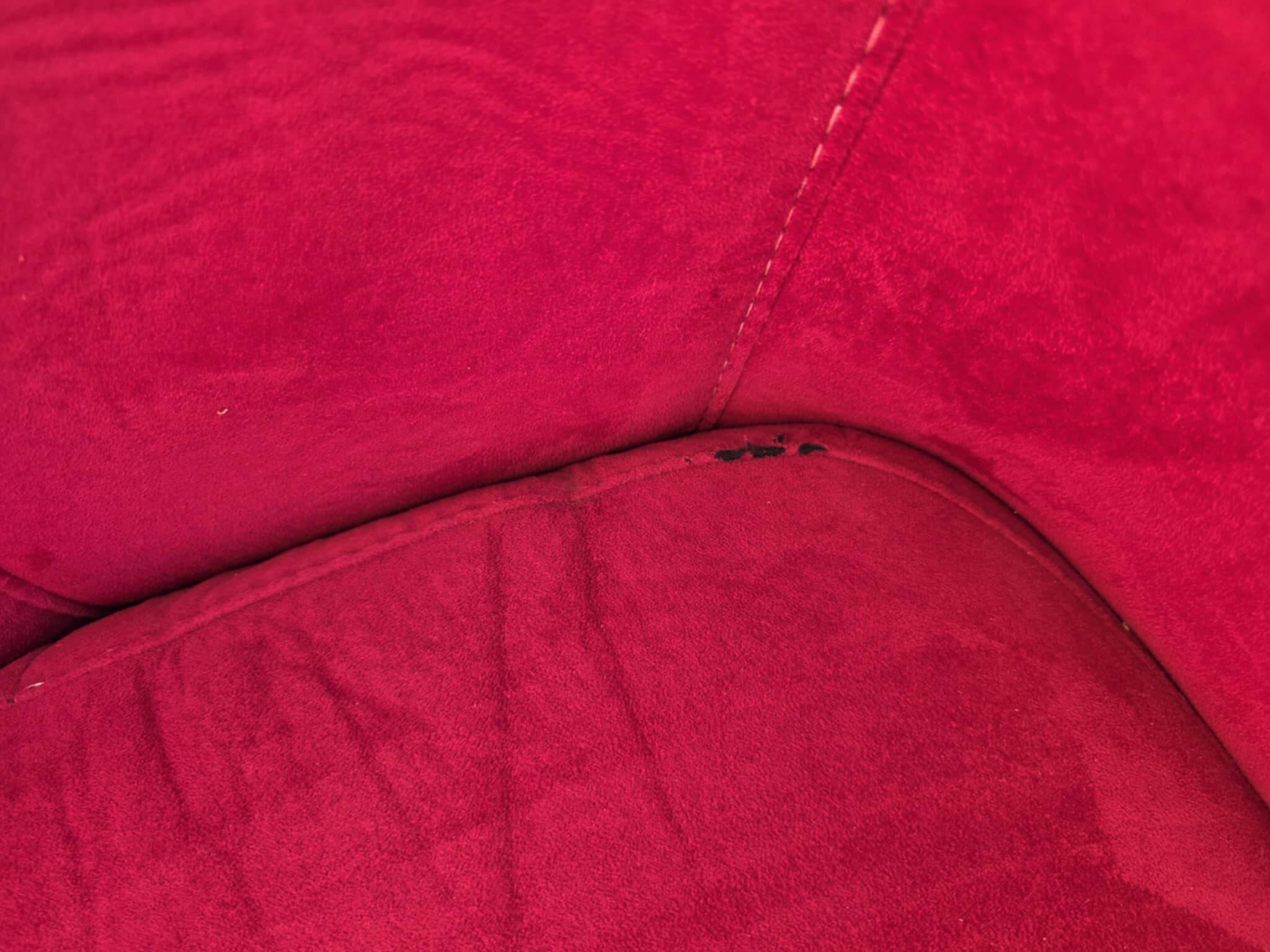 Ensemble un canapé deux fauteuils rouge et un pouf très bon état