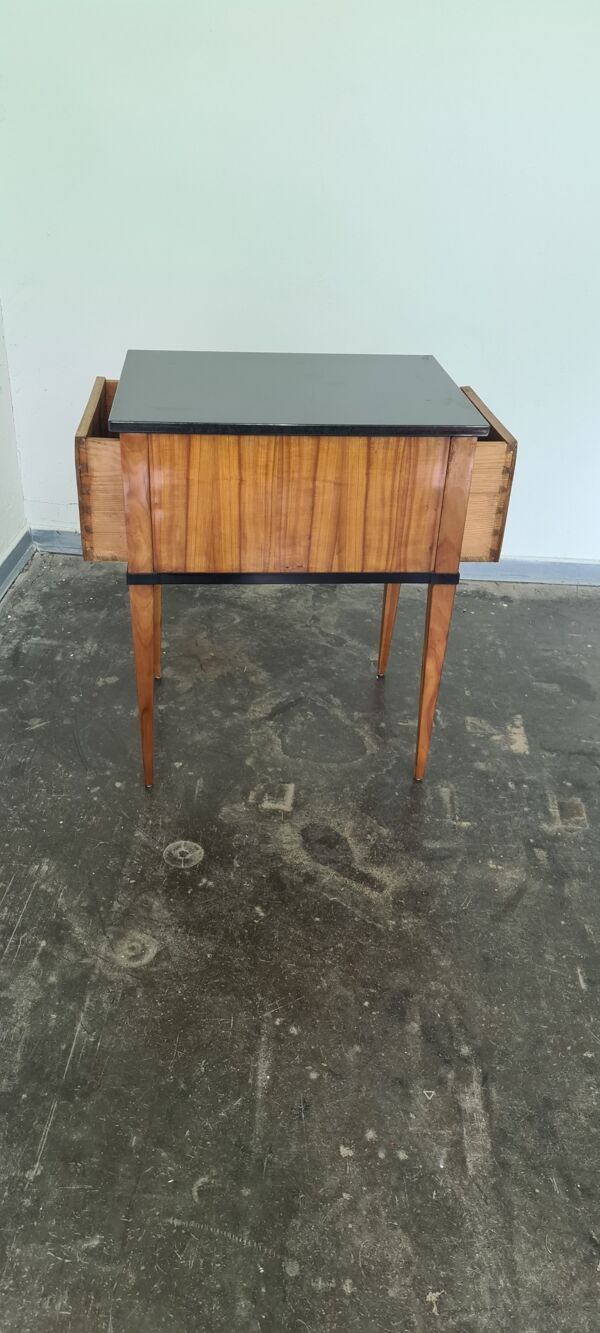 Table d’appoint en marbre antique/vintage surmontée