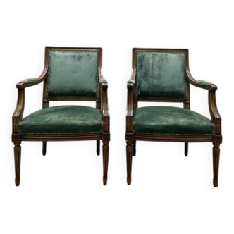 Paire de fauteuils de style Louis XVI en velours vert