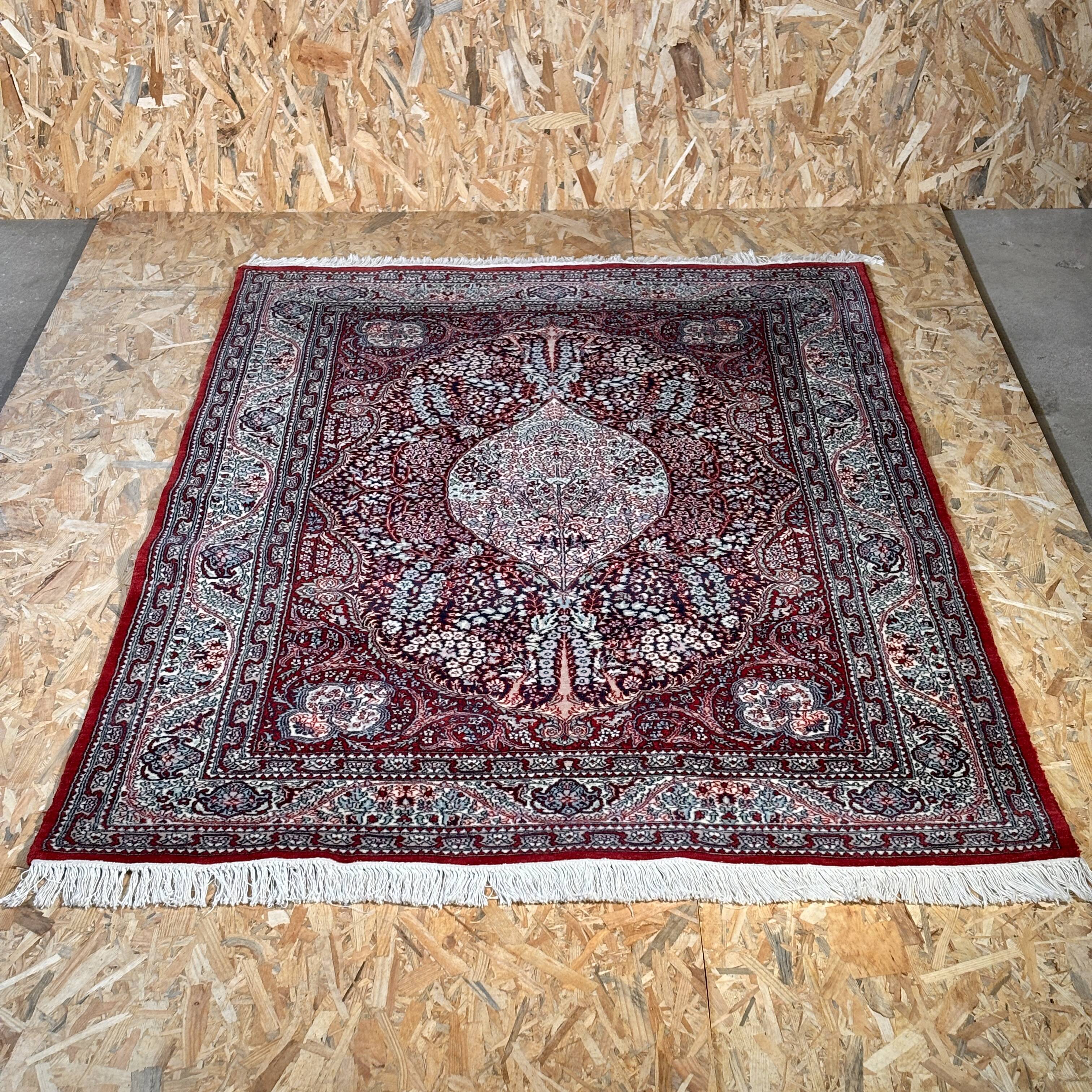 Authentic hand-knotted Persian Tabriz carpet, wool on cotton – 154 x 223 cm
