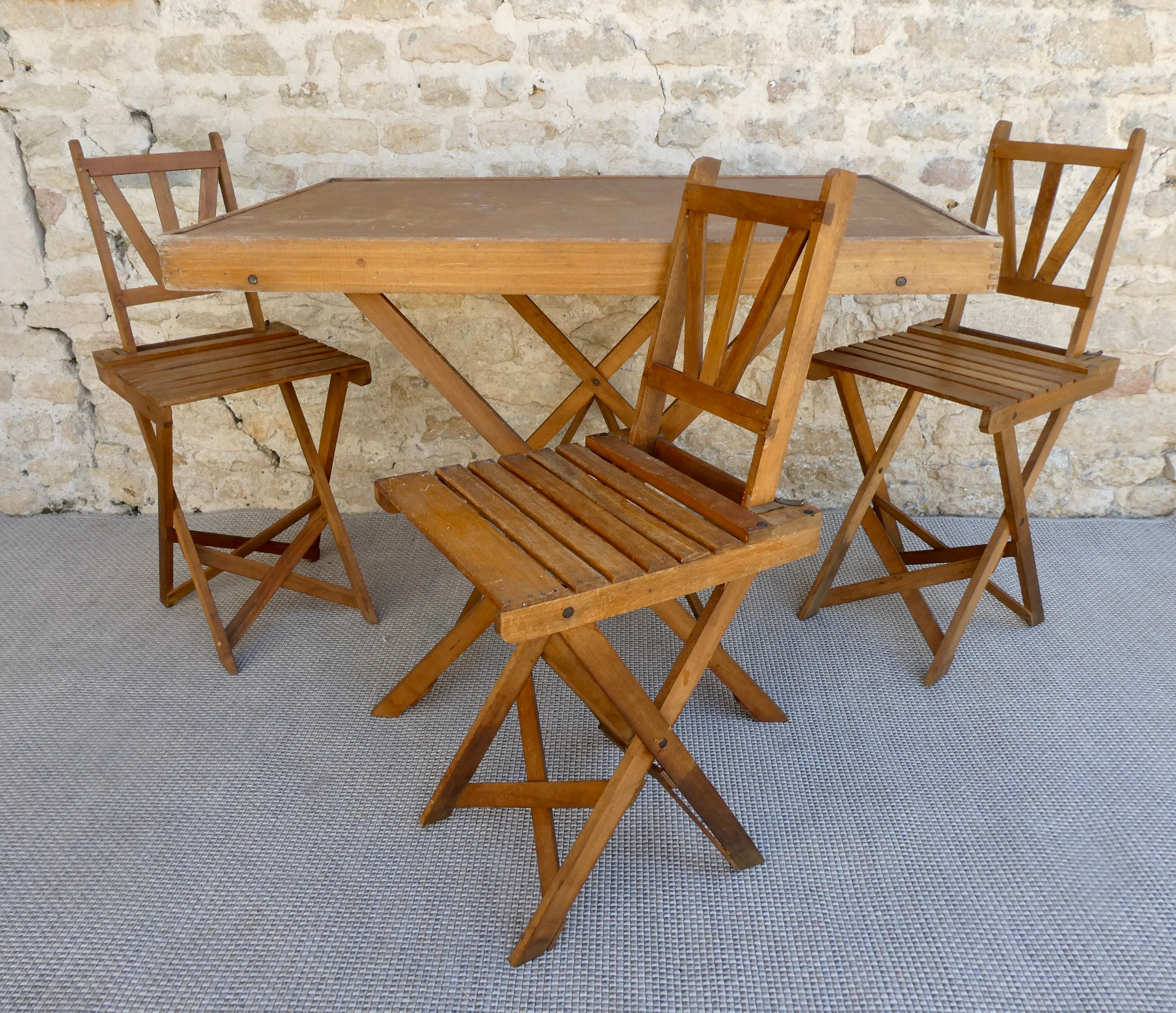 Table and its 3 folding wooden chairs for children, 50s, compactable