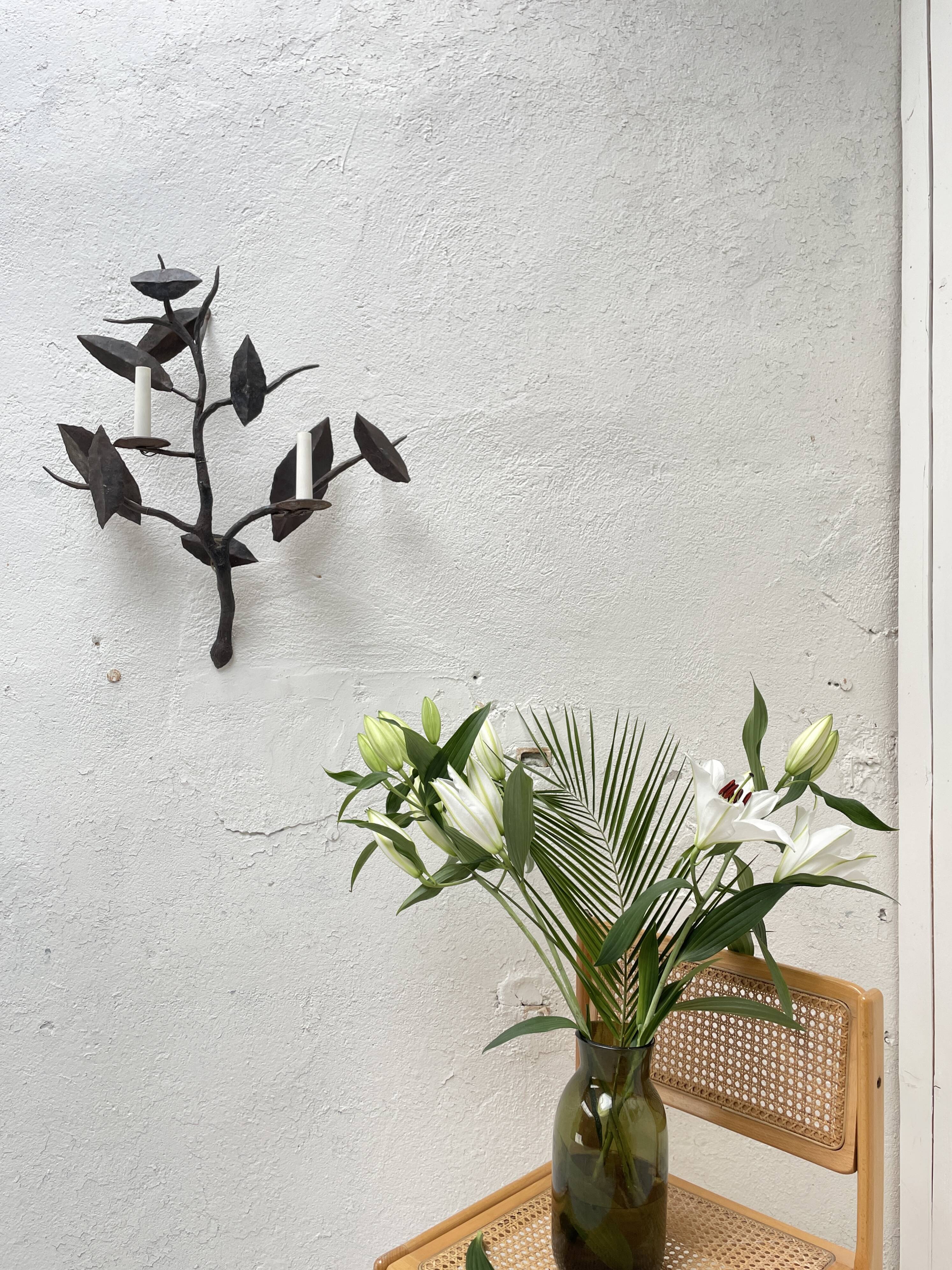 Wall lamp in wrought iron.