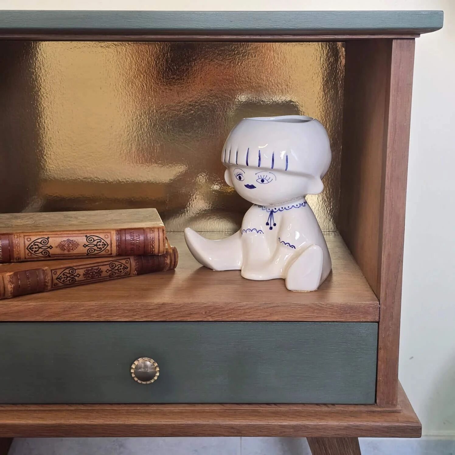 Renovated vintage bedside table in wood, with tapered legs – Matt green & gold background