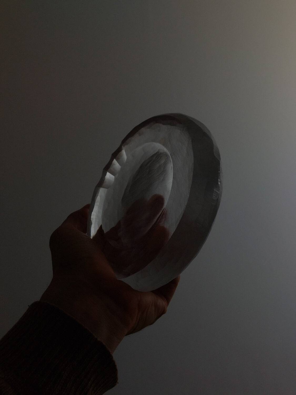 Cendrier vintage en verre de glace sculpté par Vicke Lindstrand pour Kosta Boda