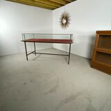 Vitrine sur table 1950