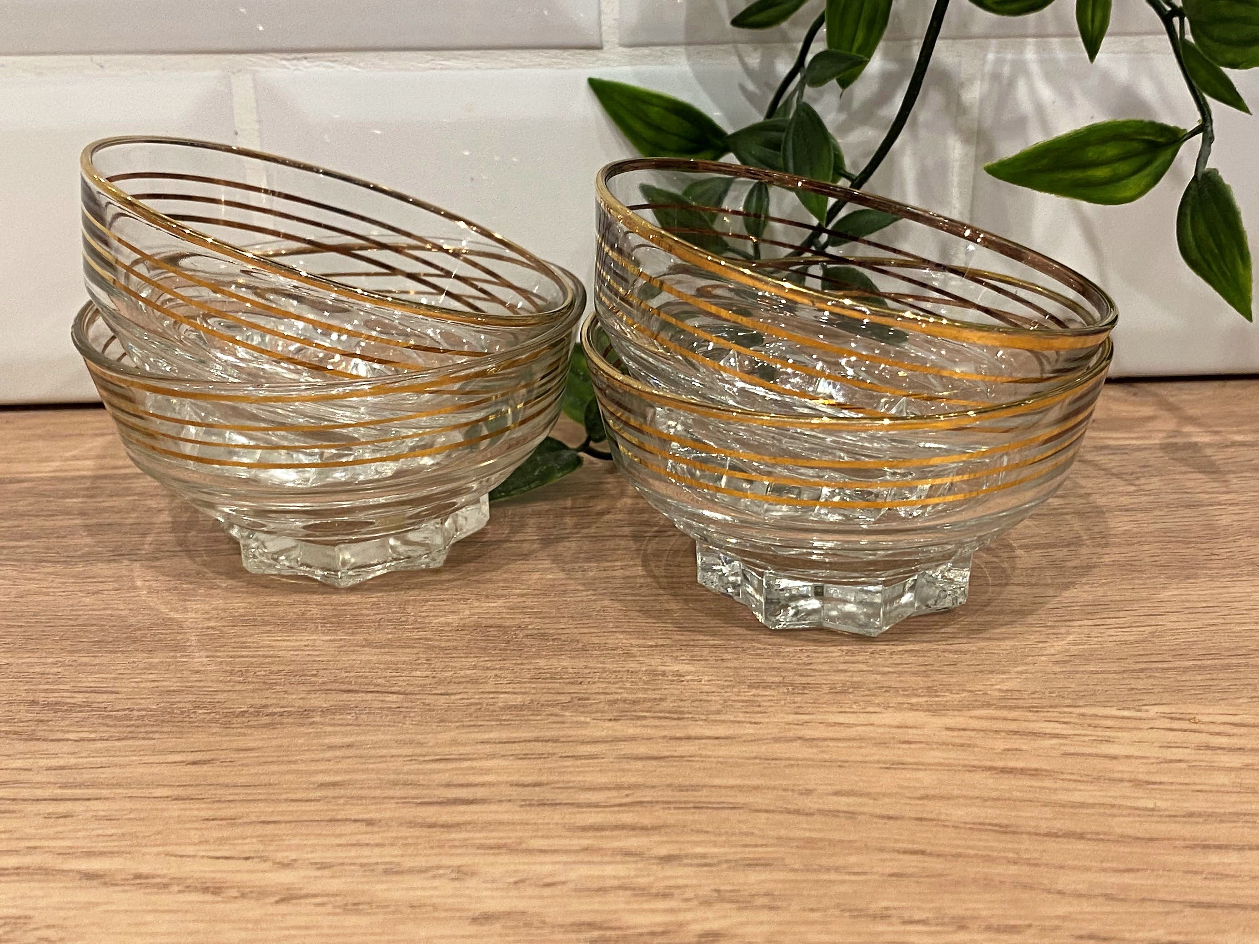 Set of 4 glasses of golden border champagne