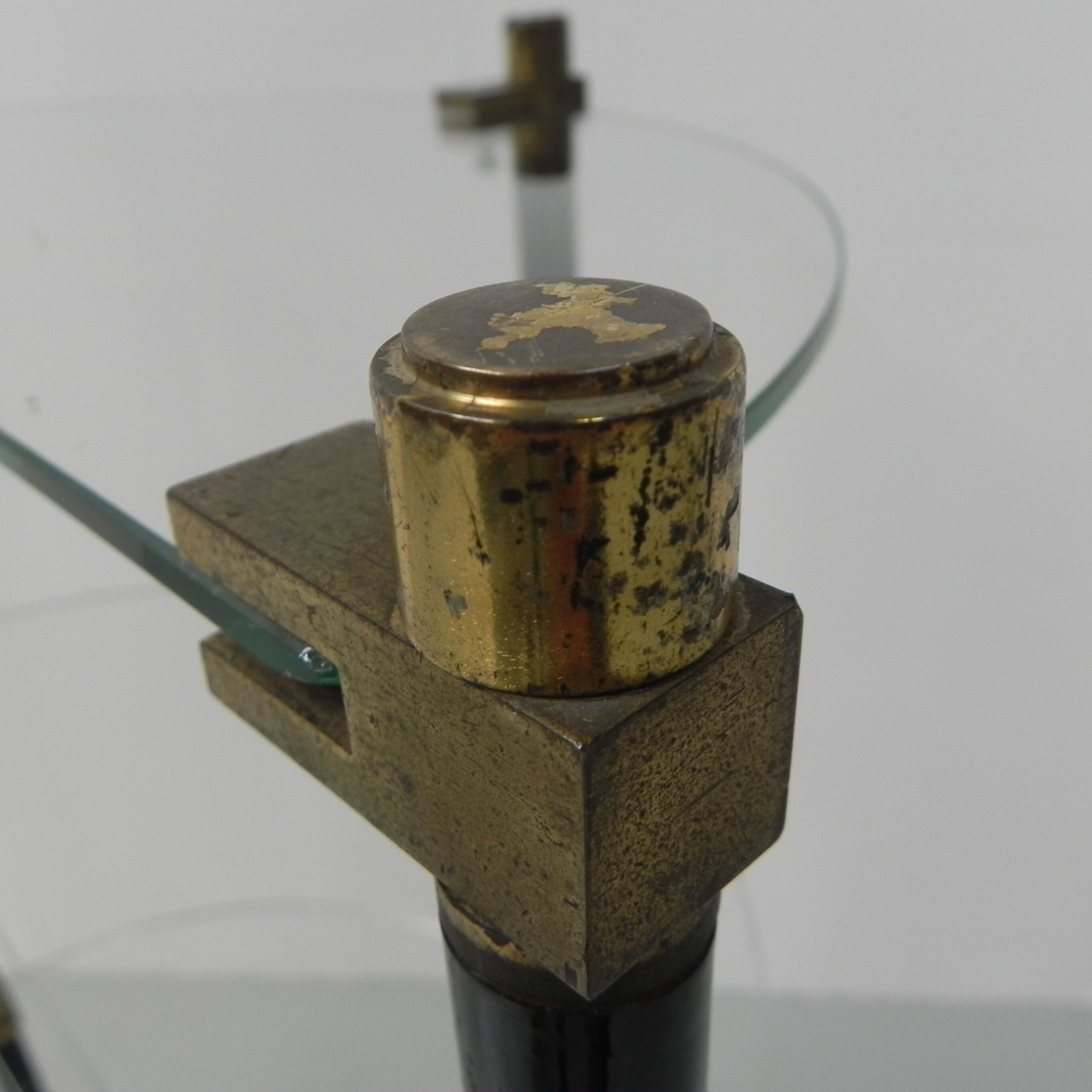 Shelf with 3 glass plates