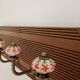 Porte manteau mural style vintage 5 patères céramique motifs floraux - bois