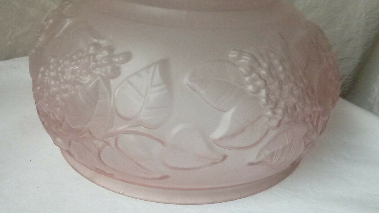 Globe en verre opaque rose luminaire art nouveau