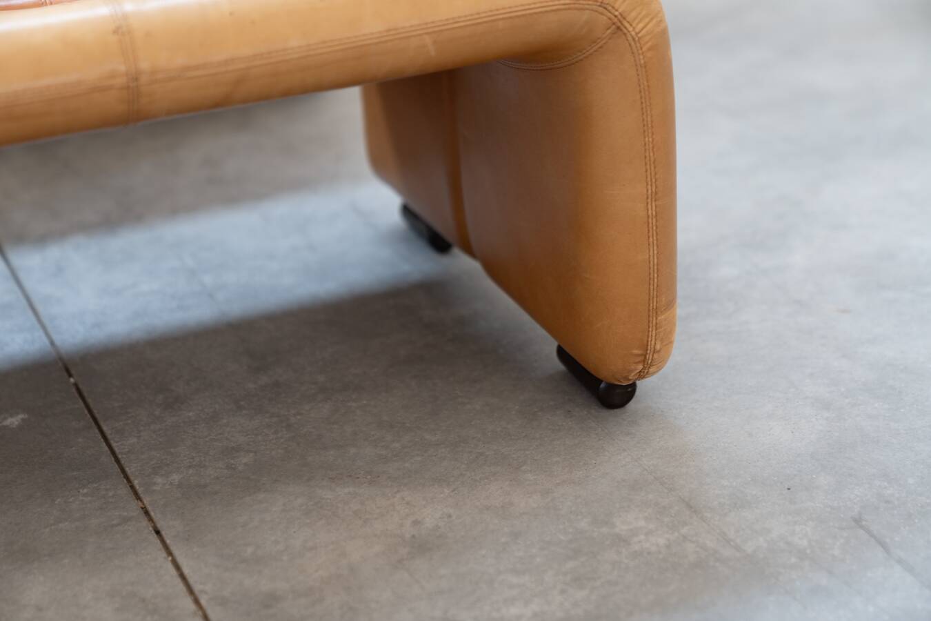 Pair of armchairs with cognac-colored pouf, "Coronado" model by Afra & Tobia scarpa for B&B It