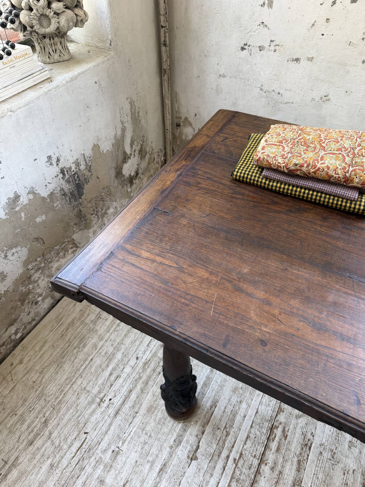 19th-century castle table, carved solid oak, 190cm.
