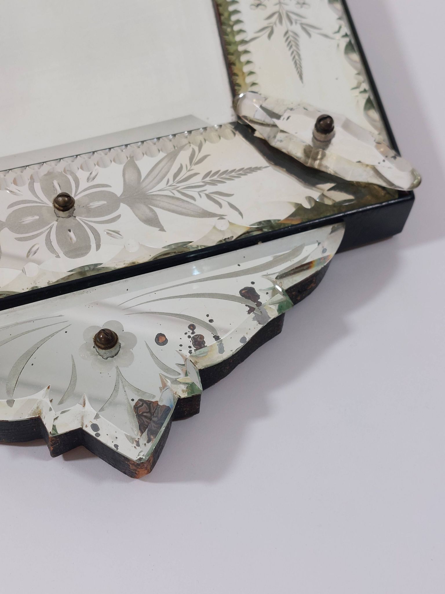 Venetian wall mirror in Murano glass with faceted floral decoration from the 1930s.
