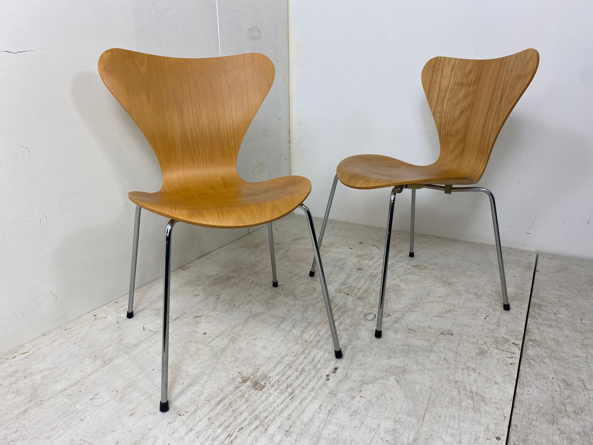 3107 dining chairs by Arne Jacobsen for Fritz Hansen