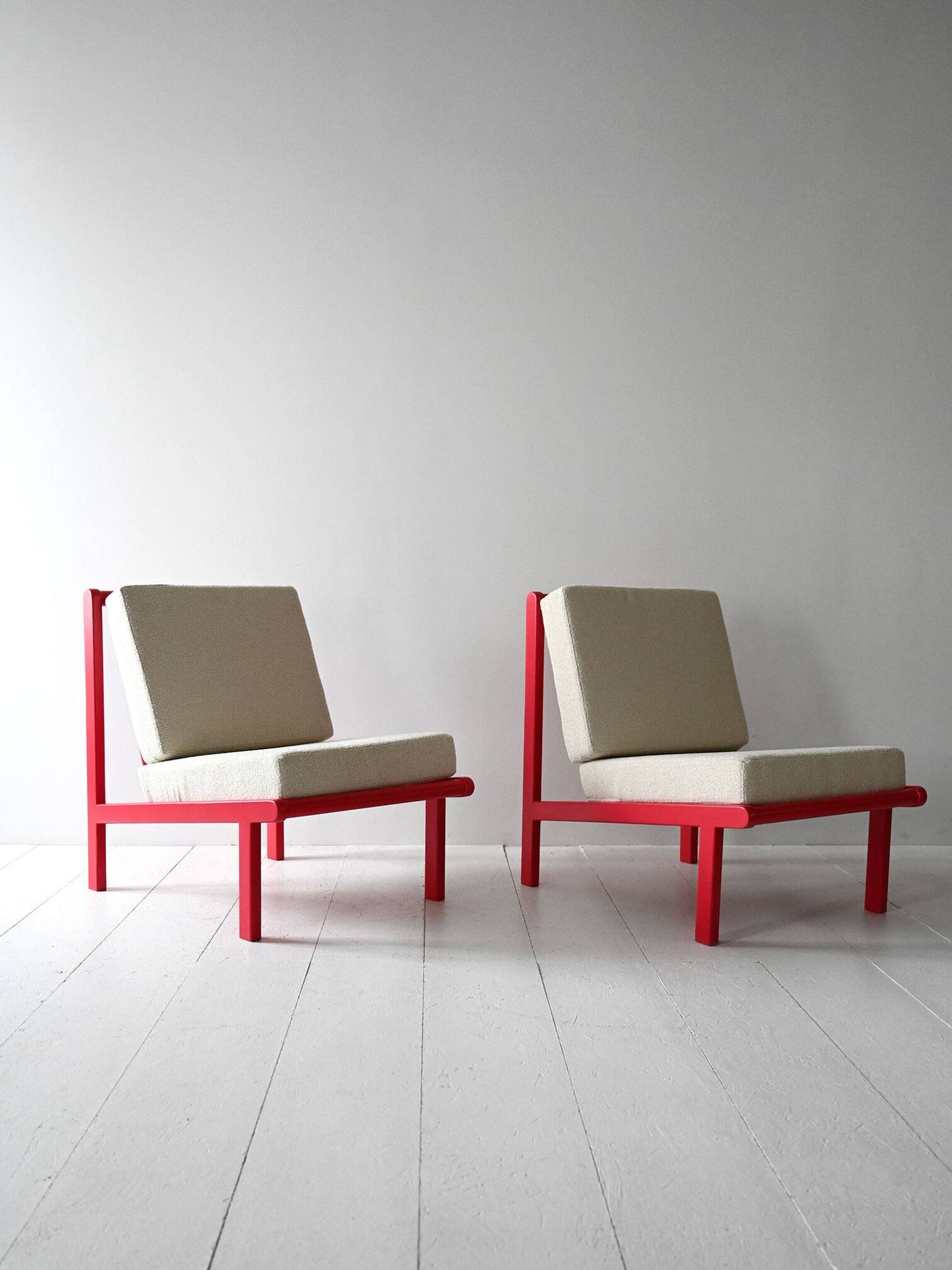 Paire de chauffeuses scandinaves vintage rouge et écru