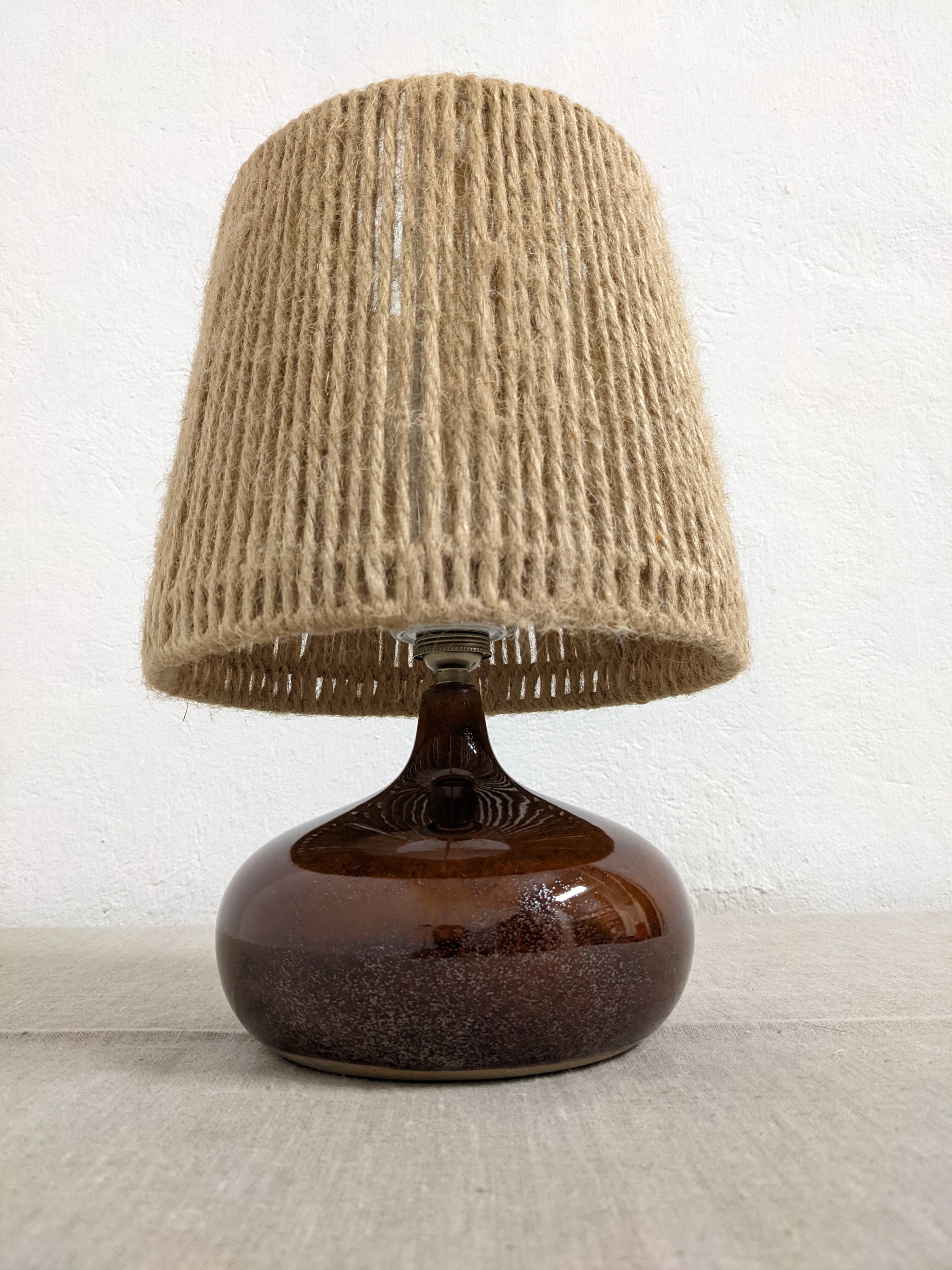 Vintage bedside lamp in enamelled stoneware and jute rope