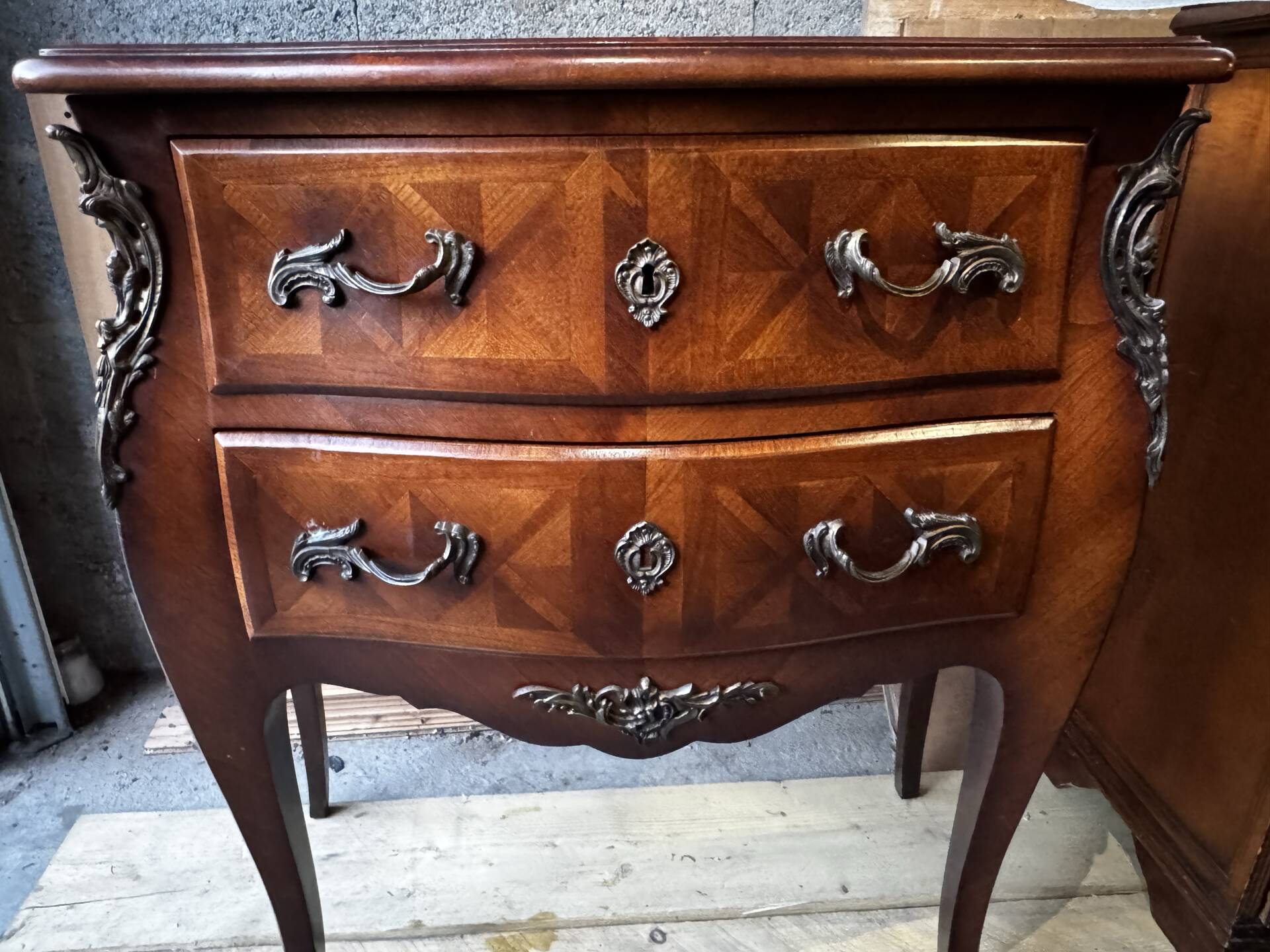 Commode galbée
