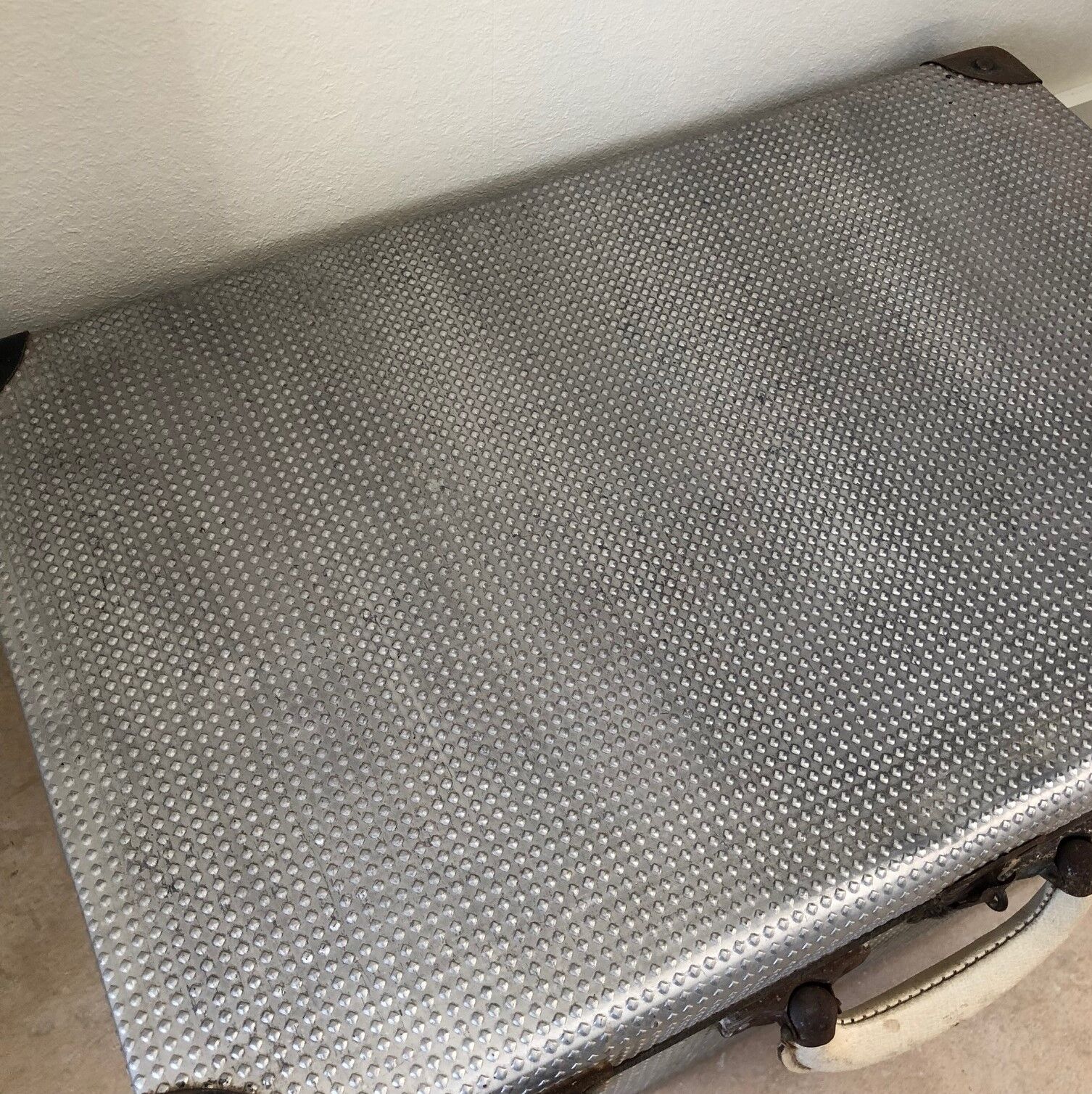 60' vintage vintage undue metal travel case