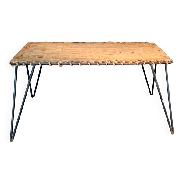 Table basse vintage Raoul Guys en osier et métal noir, 1960.