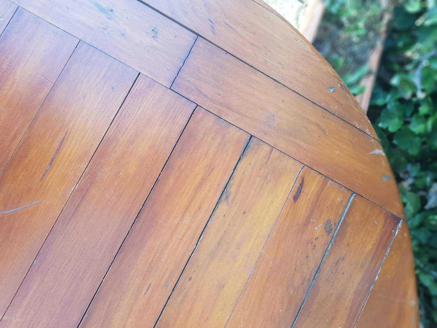 Round garden coffee table