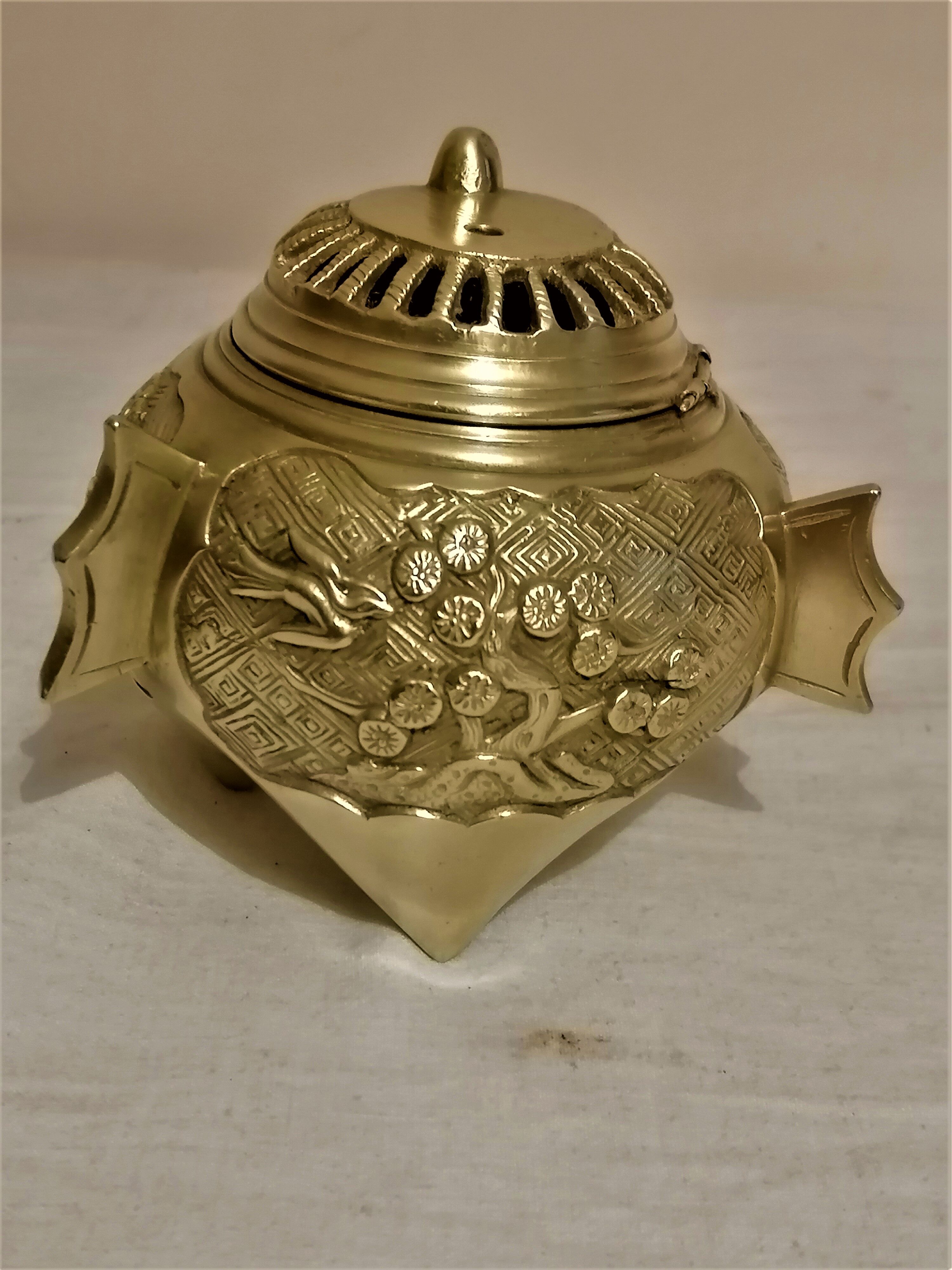 Covered pot, burns perfume, Chinese incense in bonze