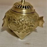 Covered pot, burns perfume, Chinese incense in bonze