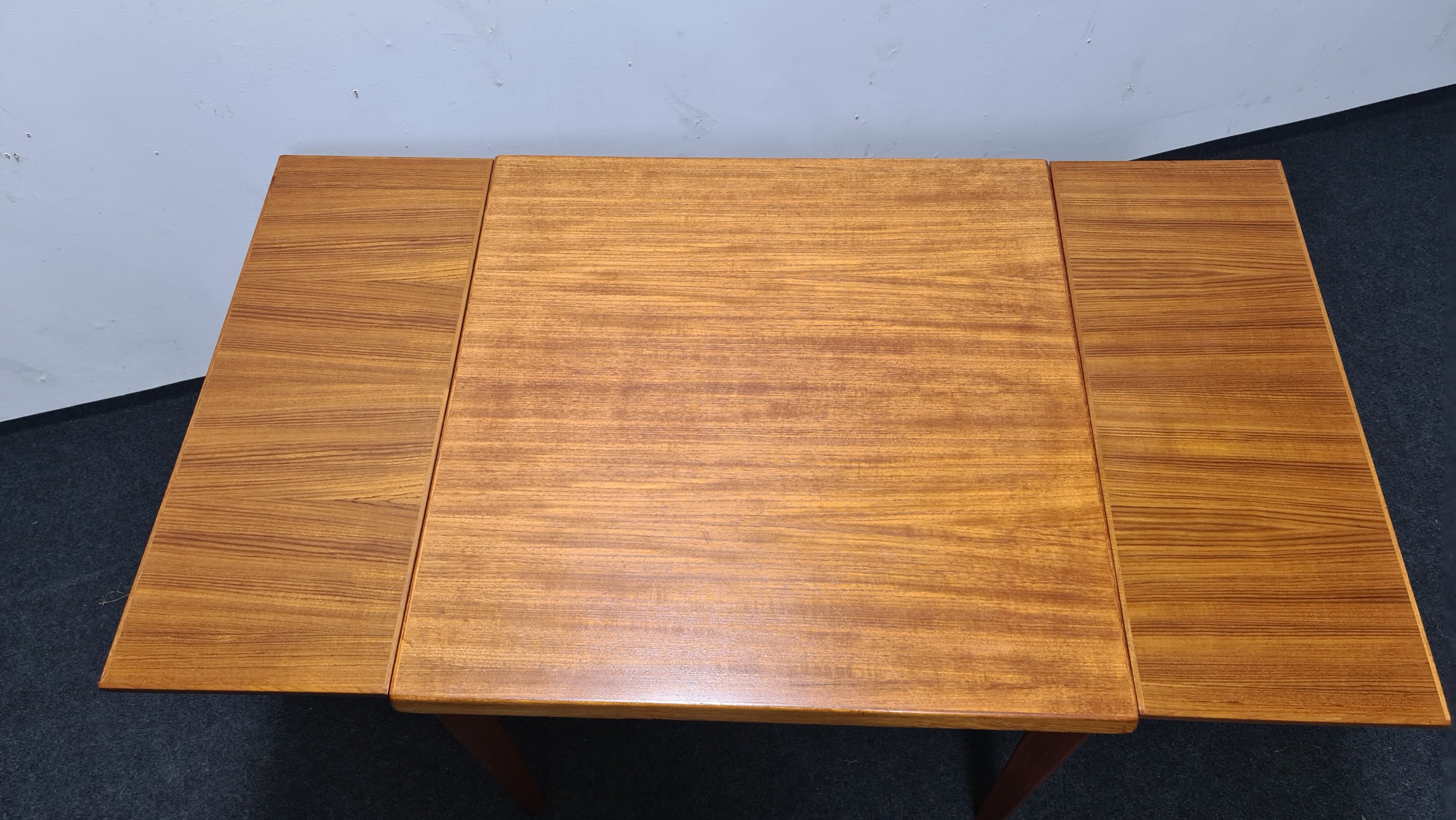 Teak Danish design dinning table by Henning Kjaernulf