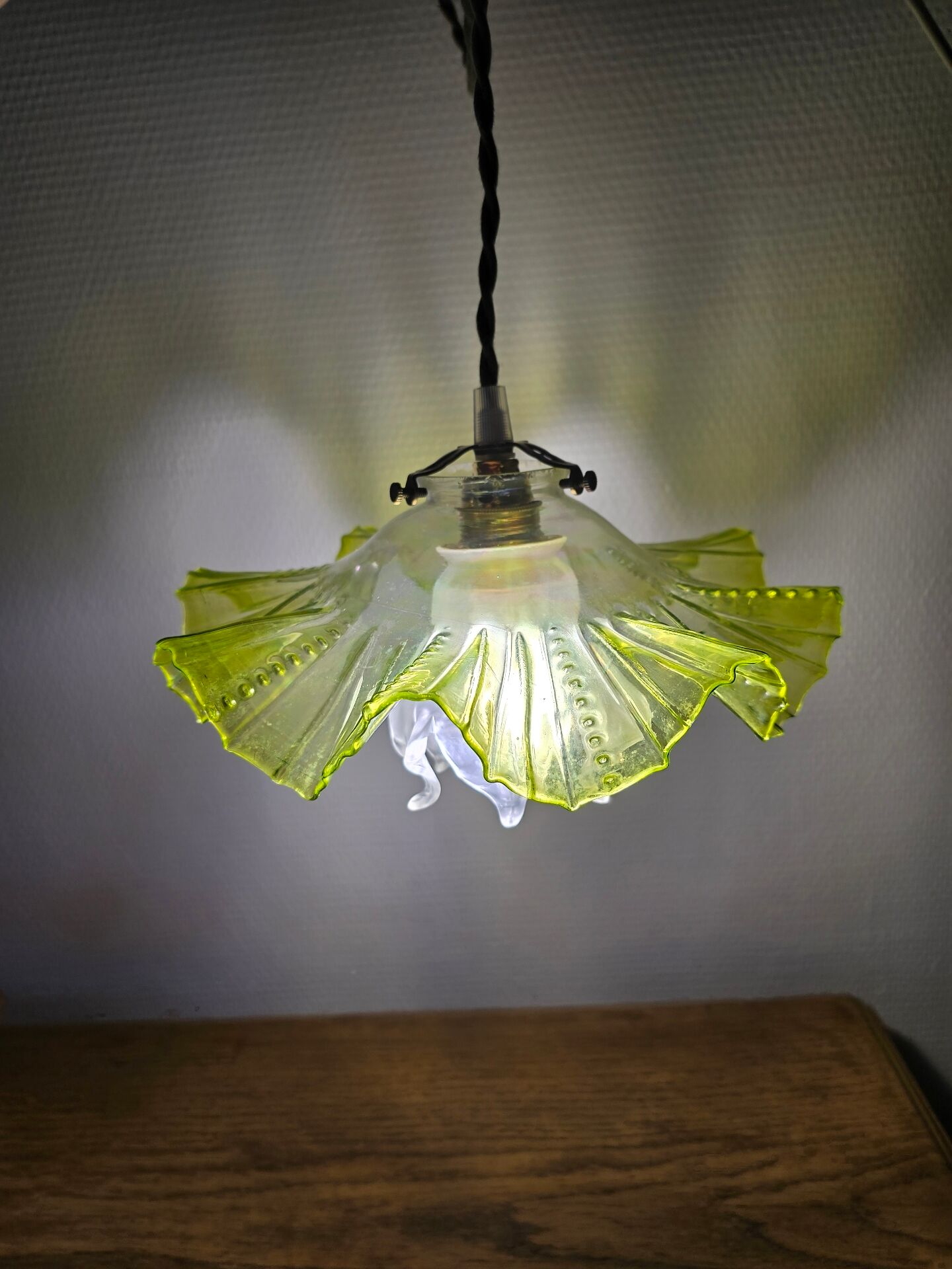 Double tulip light suspension - Transparent fluted glass at the edges.