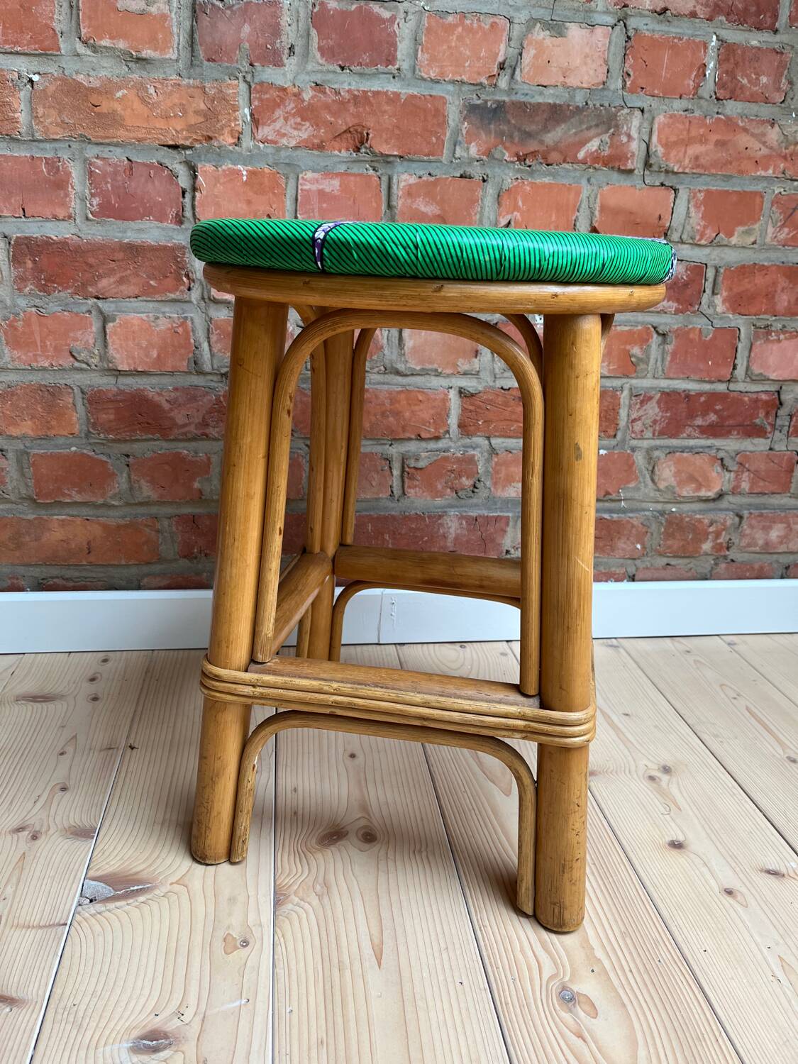Tabouret vintage en rotin - tissu wax africain