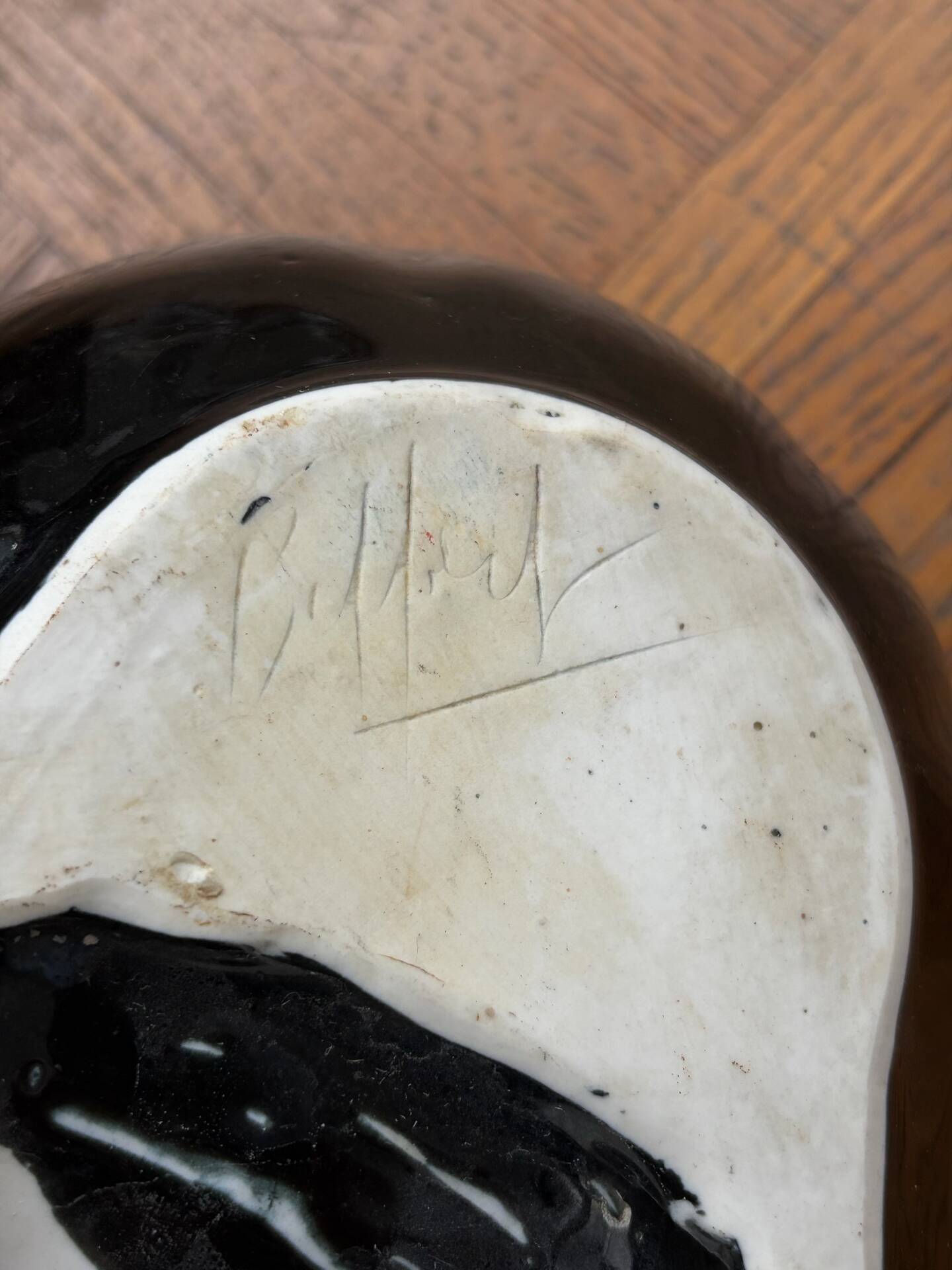 Tripod cup with handle in ceramic