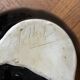 Tripod cup with handle in ceramic
