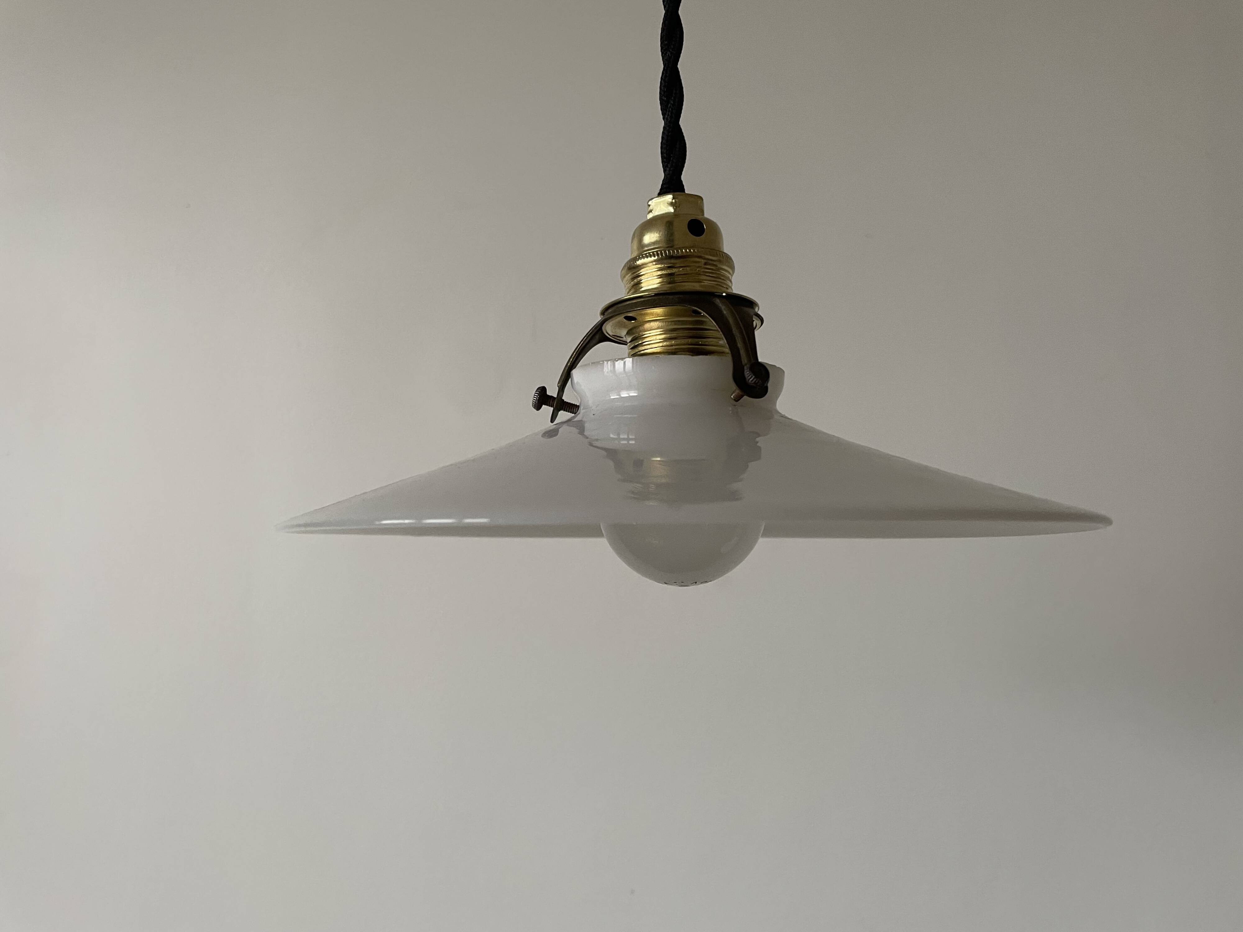 Petite suspension opaline ancienne