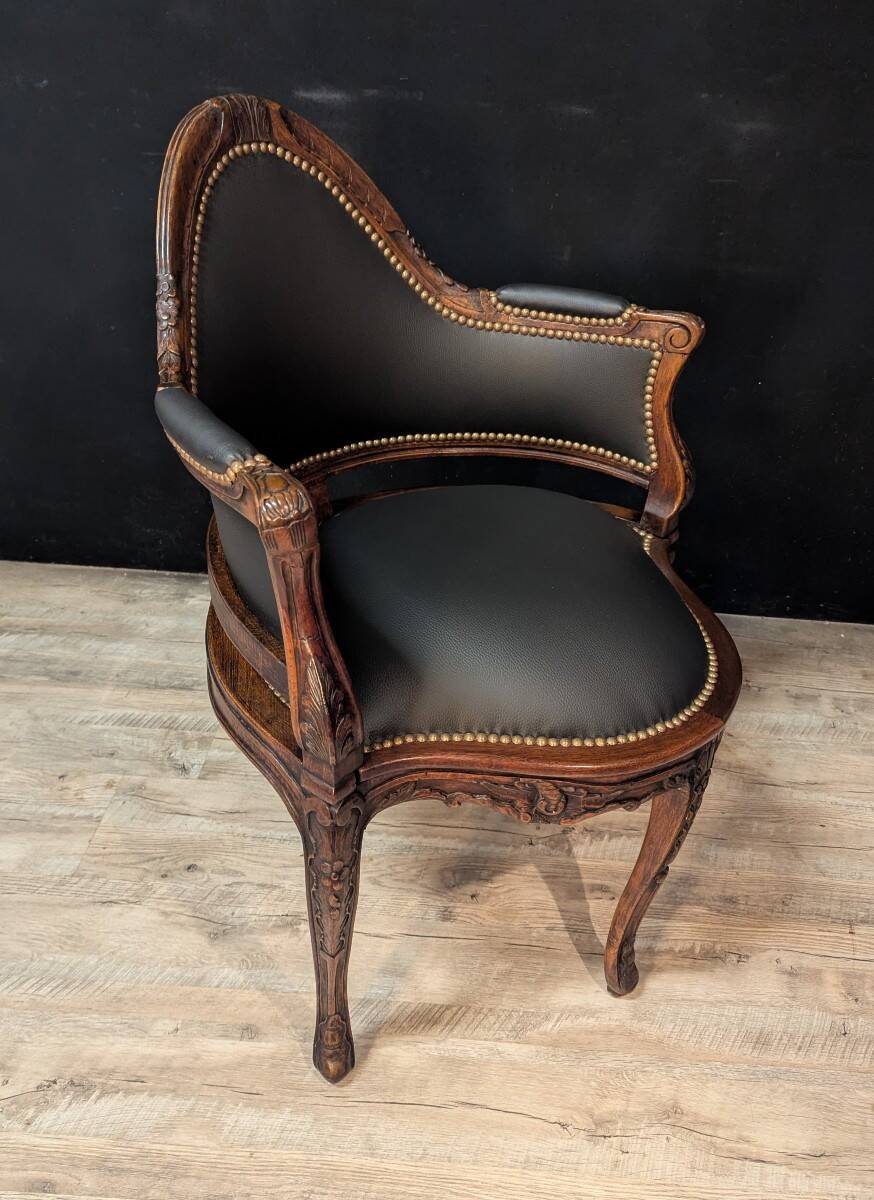 Louis XV armchair in Couillard style, from the 19th century.