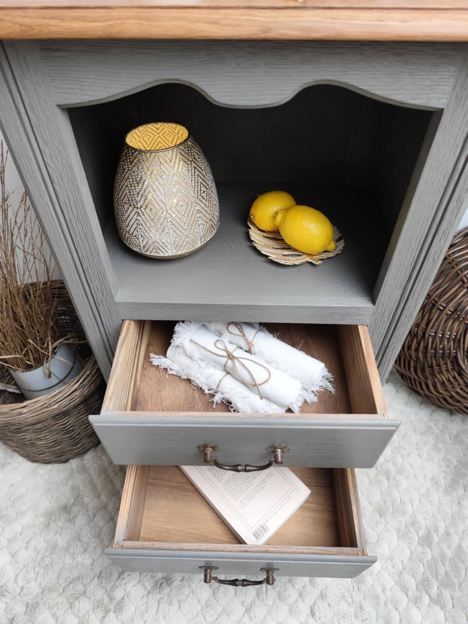 Oak chest of drawers