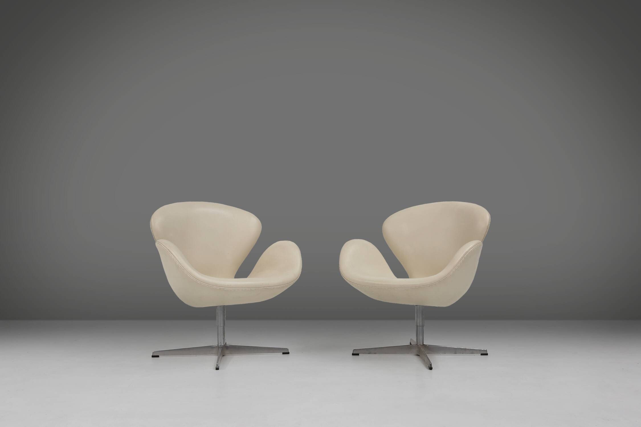 Set of two leather Swan chairs by Arne Jacobsen for Fritz Hansen