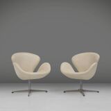 Set of two leather Swan chairs by Arne Jacobsen for Fritz Hansen