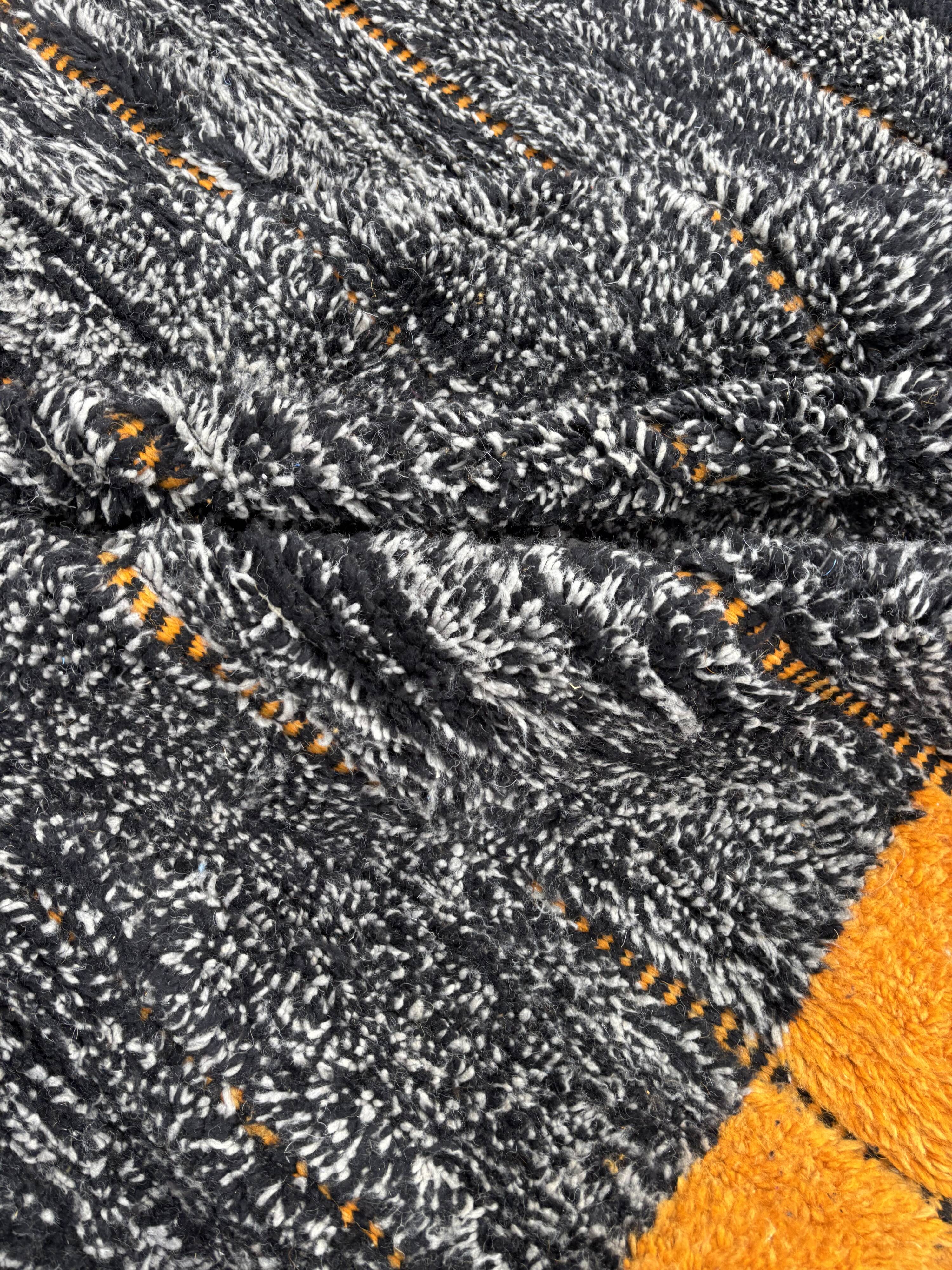 tapis Marocain berbere  Mrirt noir et orange fait main en laine
