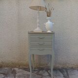 Chevet style Louis XV de belle facture réenchanté en vert de gris.